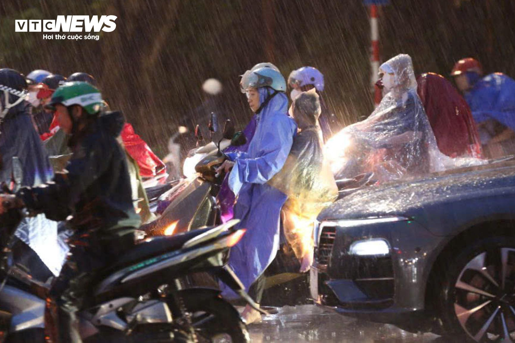 Mưa lớn giờ tan tầm, dân Hà Nội bì bõm lội nước, tắc đường vài km - 12