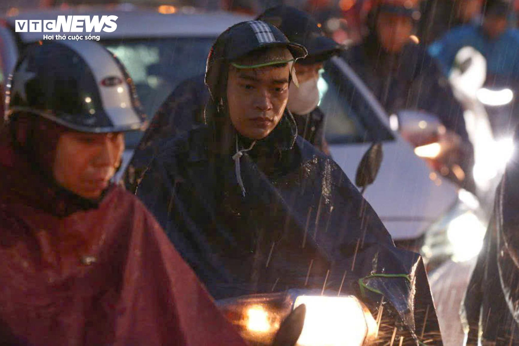 Mưa lớn giờ tan tầm, dân Hà Nội bì bõm lội nước, tắc đường vài km - 10