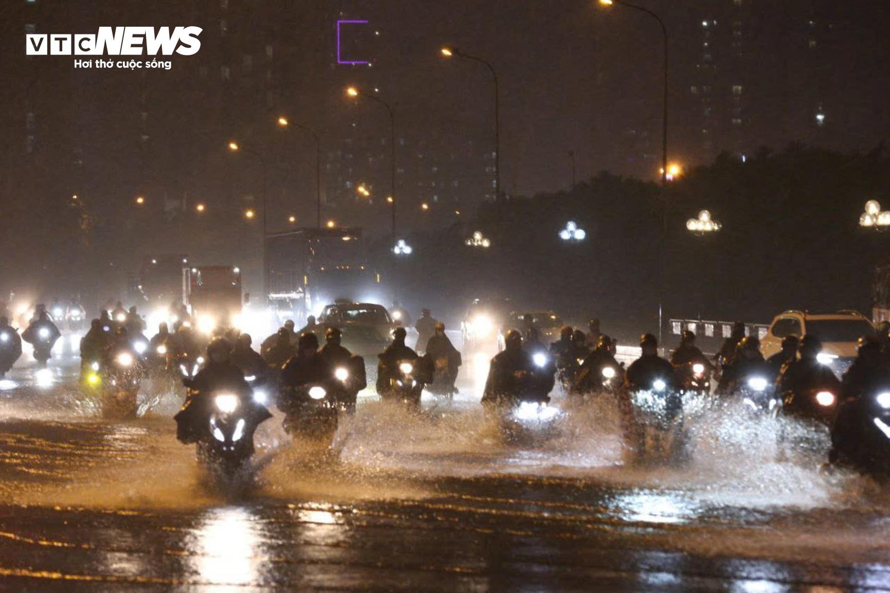 Mưa lớn giờ tan tầm, dân Hà Nội bì bõm lội nước, tắc đường vài km - 13