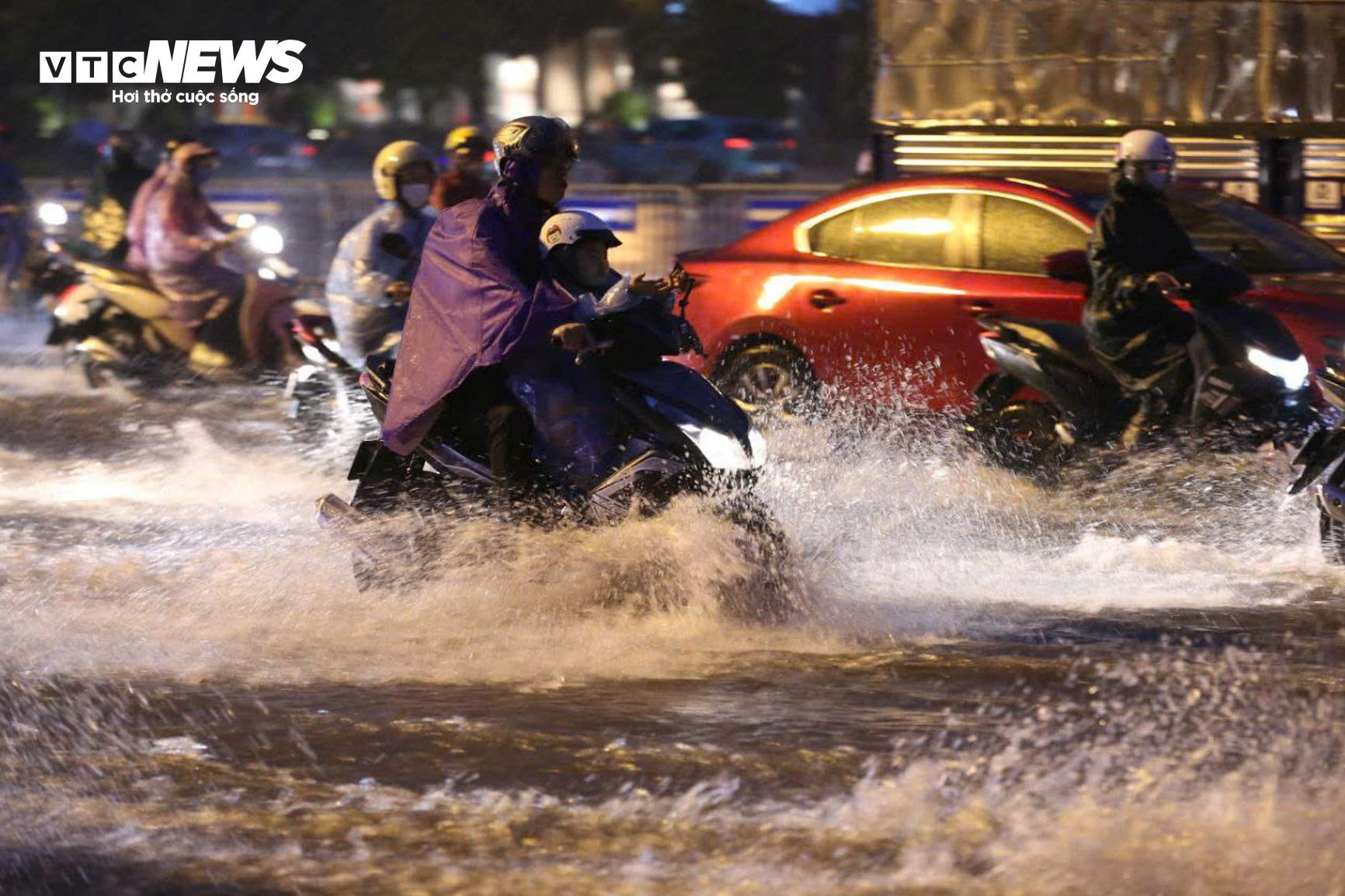 Mưa lớn giờ tan tầm, dân Hà Nội bì bõm lội nước, tắc đường vài km - 9