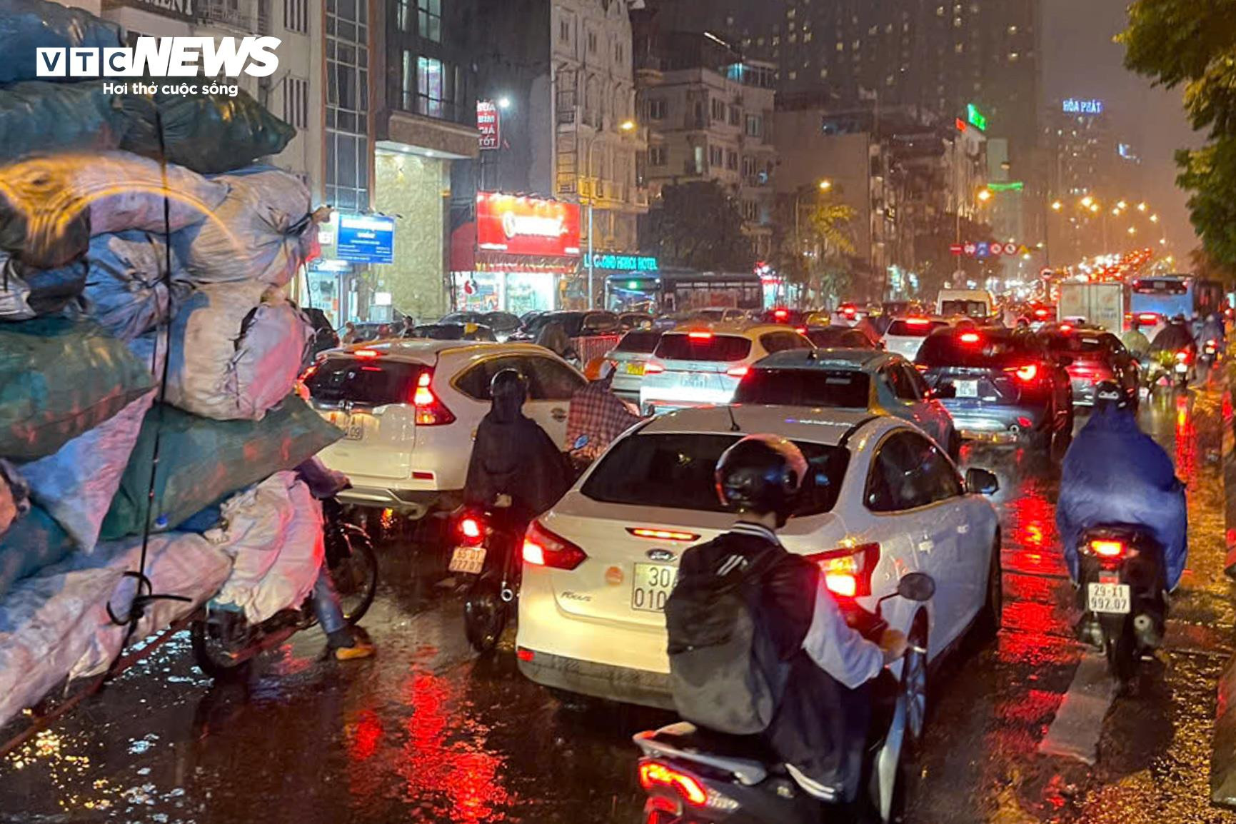 Mưa lớn giờ tan tầm, dân Hà Nội bì bõm lội nước, tắc đường vài km - 6