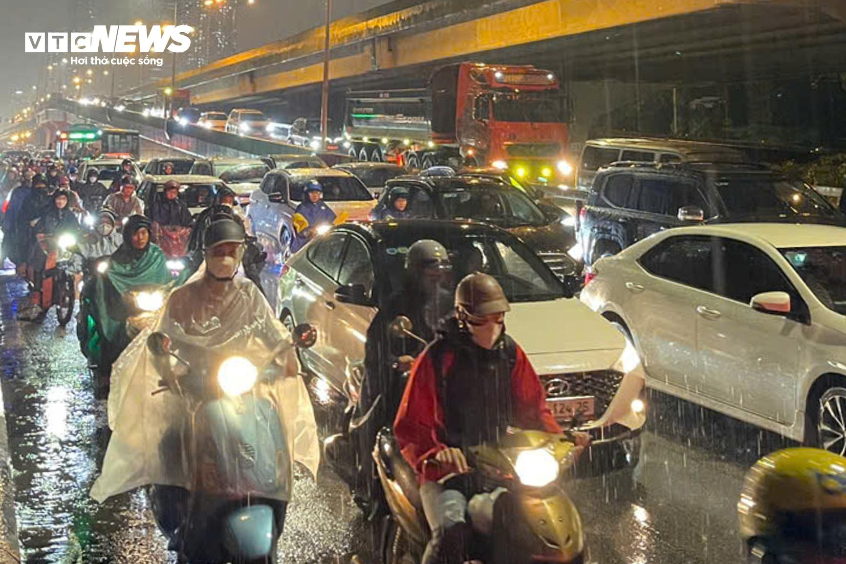 Mưa lớn giờ tan tầm, dân Hà Nội bì bõm lội nước, tắc đường vài km - 4