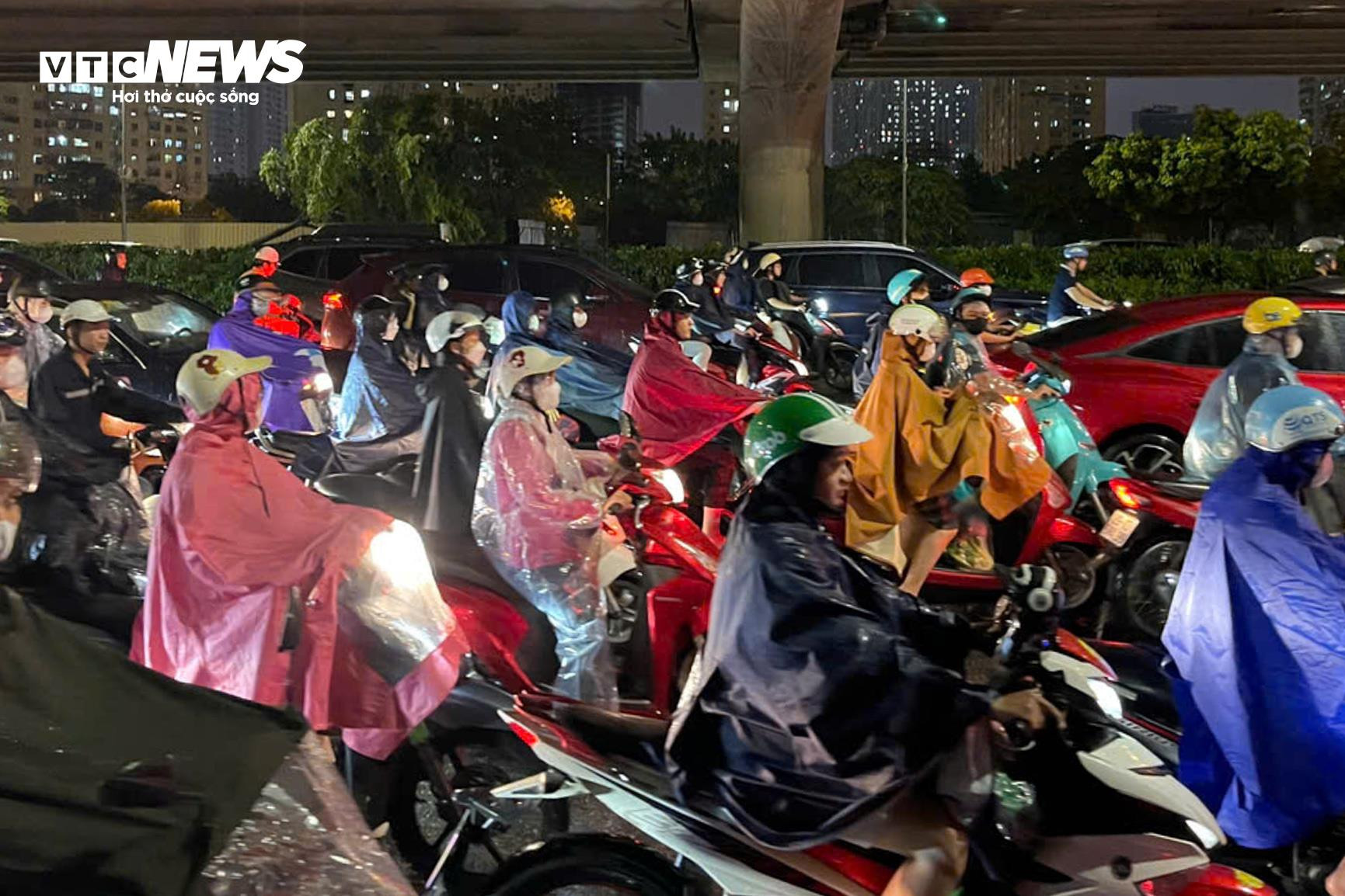 Mưa lớn giờ tan tầm, dân Hà Nội bì bõm lội nước, tắc đường vài km - 5