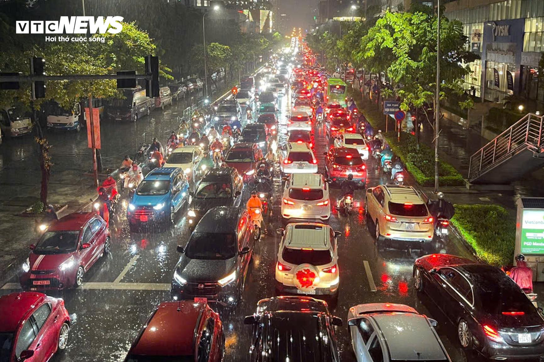 Mưa lớn giờ tan tầm, dân Hà Nội bì bõm lội nước, tắc đường vài km - 1