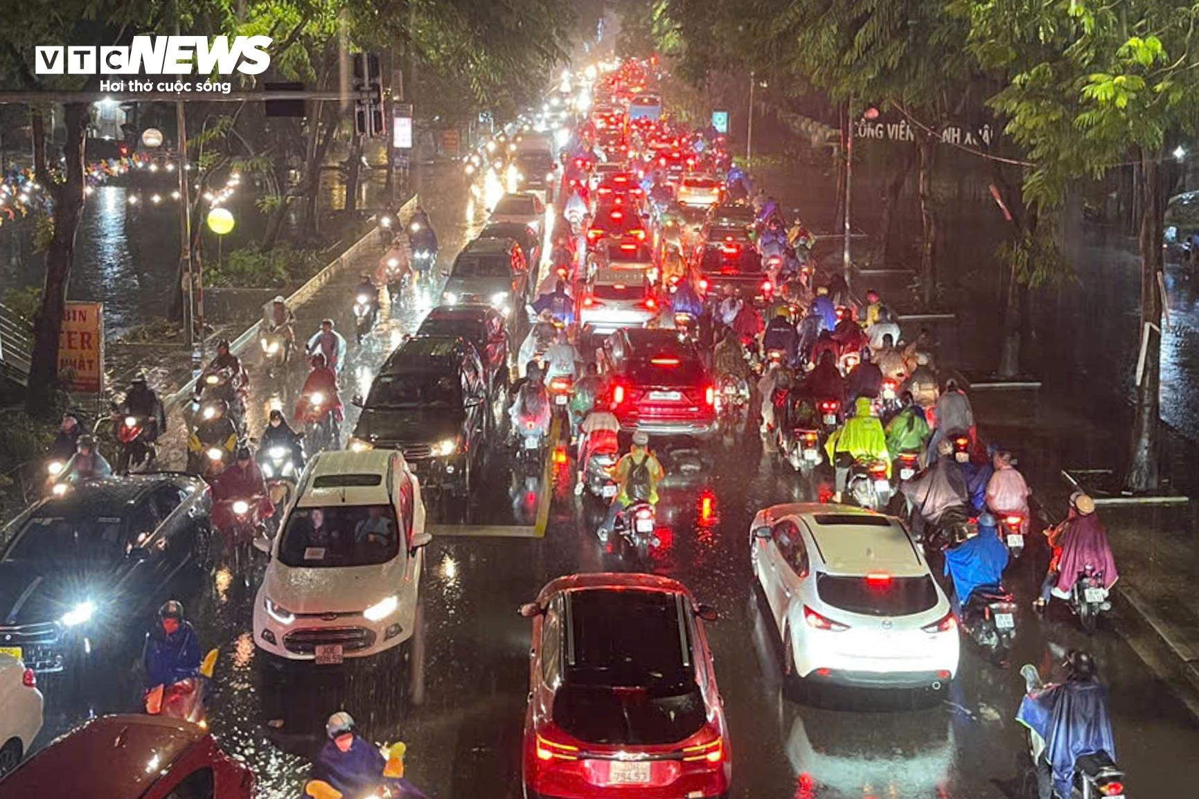 Mưa lớn giờ tan tầm, dân Hà Nội bì bõm lội nước, tắc đường vài km - 2