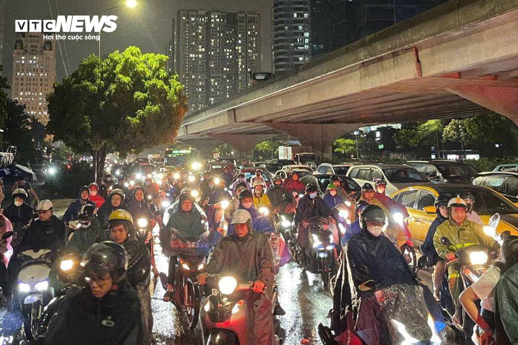 Mưa lớn giờ tan tầm, dân Hà Nội bì bõm lội nước, tắc đường vài km - 3