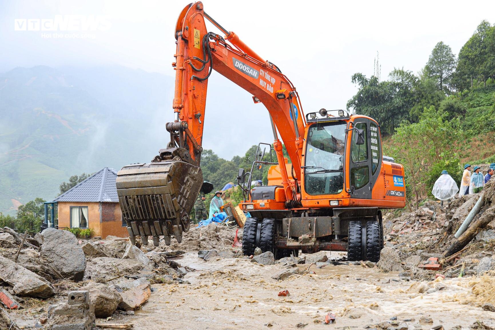 Hiện trường vụ sạt lở 4 ngôi nhà khiến 15 người thương vong ở Sapa - 3