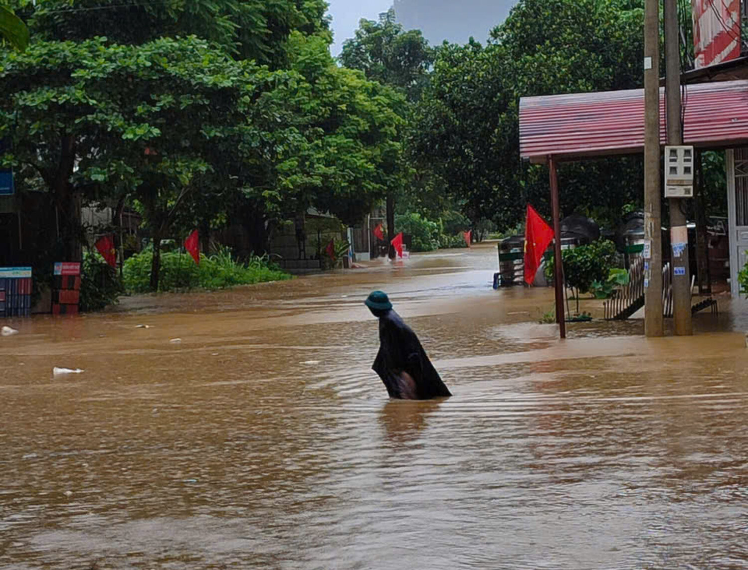Lào Cai: 6 người chết, 7 người mất tích, nhiều tuyến đường ngập sâu trong nước  - 9