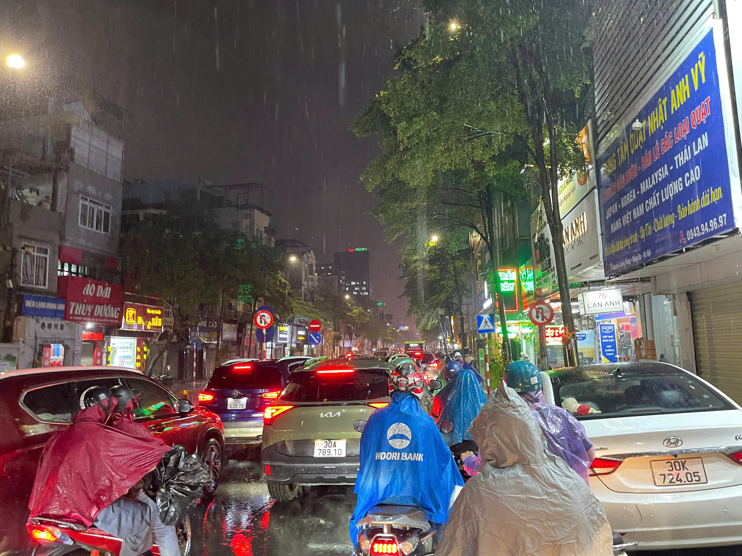 Mưa lớn giờ tan tầm, dân Hà Nội bì bõm lội nước, tắc đường vài km - 14