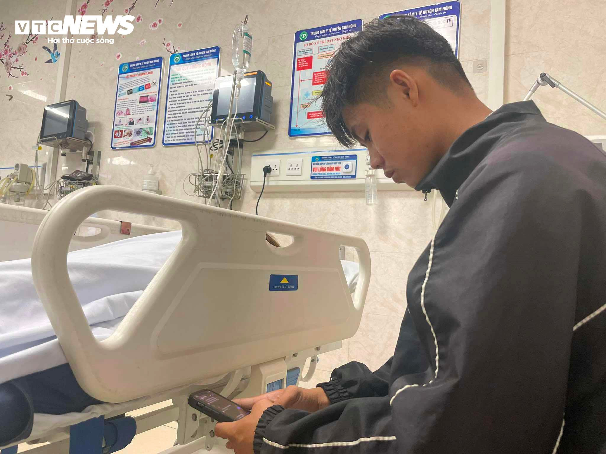 Mưa và nước mắt ở hiện trường vụ sập cầu Phong Châu - 2