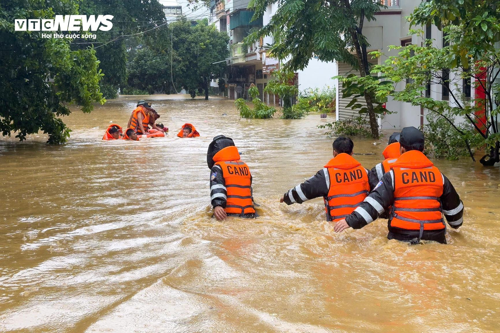 Bộ đội, công an căng mình giúp dân dọn bùn đất sau lũ lụt ở Lào Cai - 12