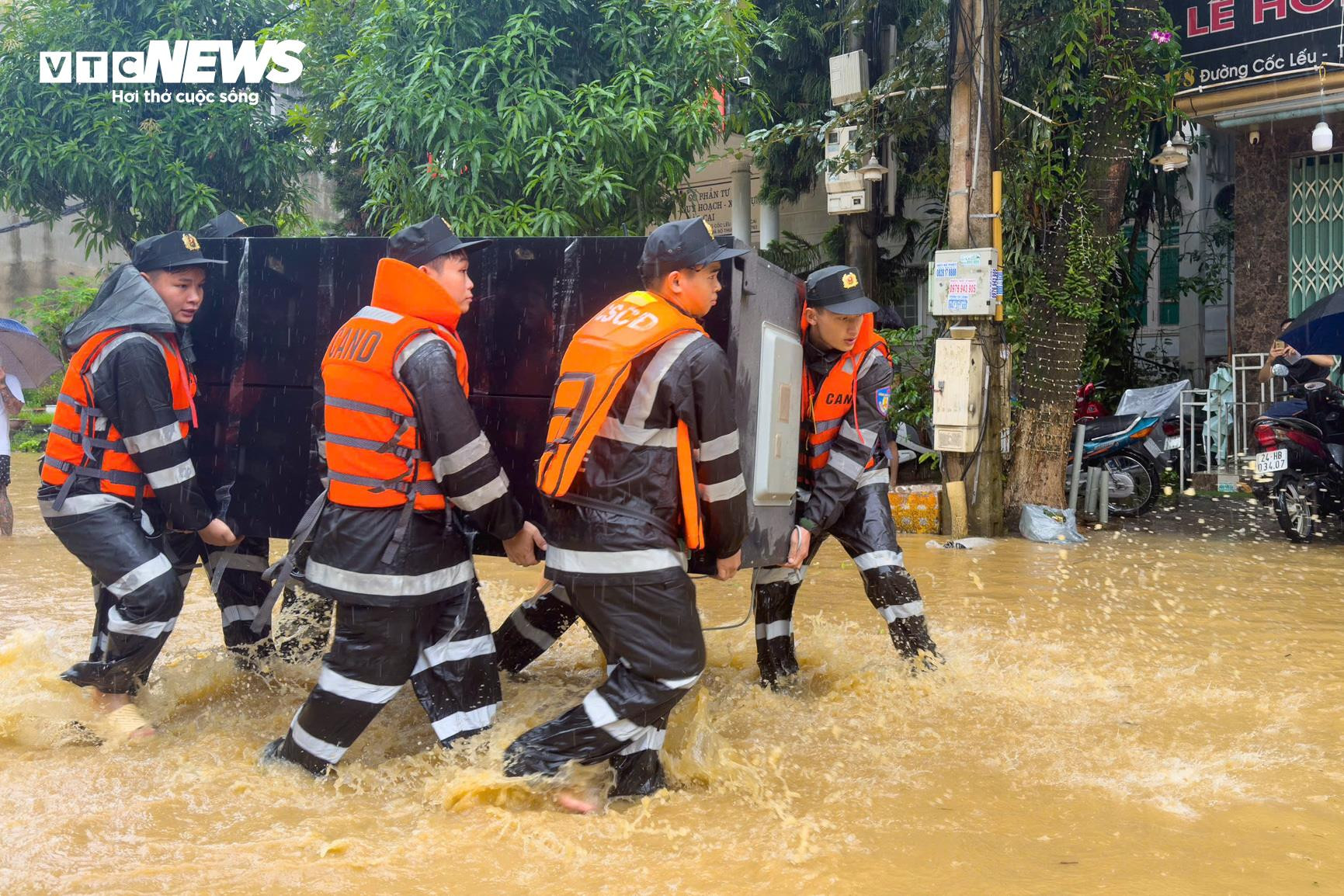 Bộ đội, công an căng mình giúp dân dọn bùn đất sau lũ lụt ở Lào Cai - 4