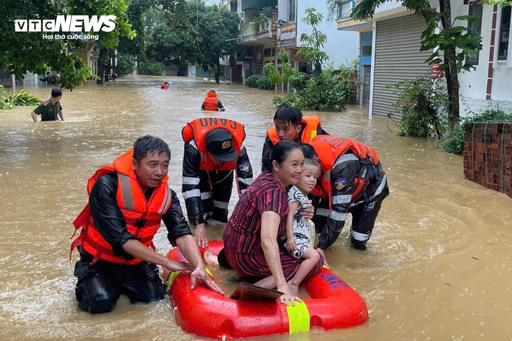 Bộ đội, công an căng mình giúp dân dọn bùn đất sau lũ lụt ở Lào Cai - 5