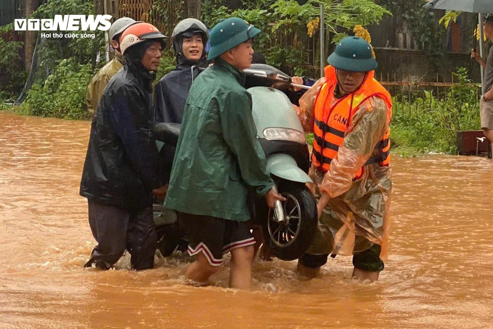 Bộ đội, công an căng mình giúp dân dọn bùn đất sau lũ lụt ở Lào Cai - 6
