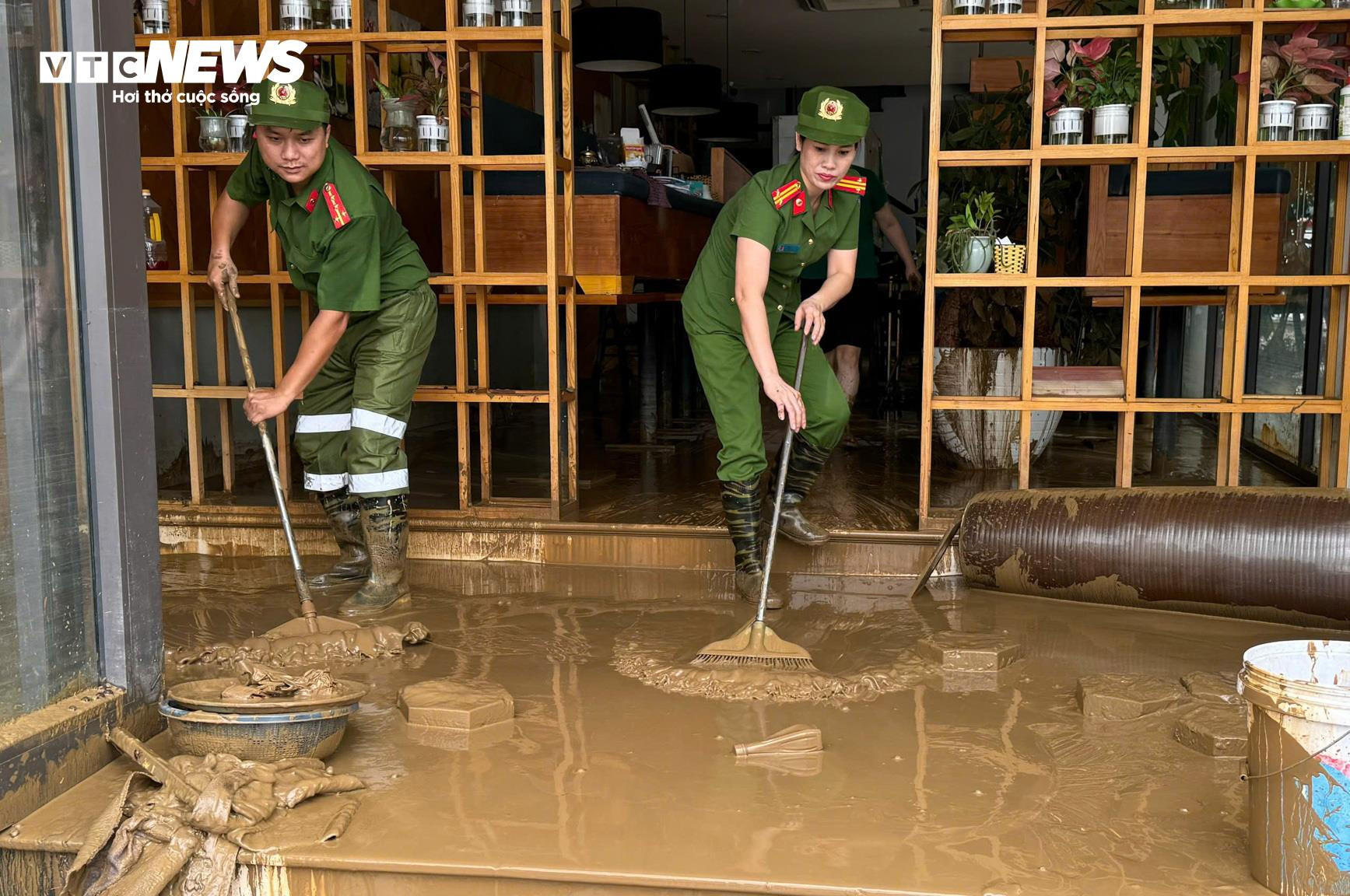 Bộ đội, công an căng mình giúp dân dọn bùn đất sau lũ lụt ở Lào Cai - 3