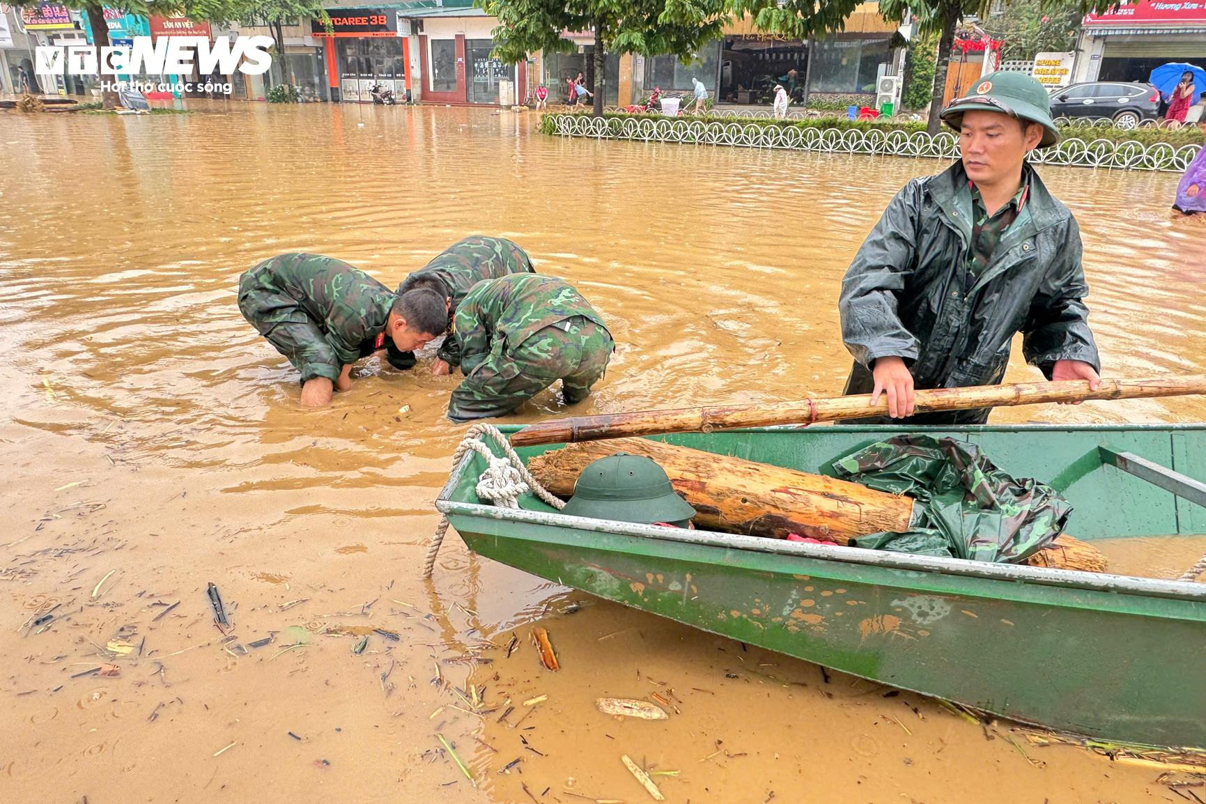 Bộ đội, công an căng mình giúp dân dọn bùn đất sau lũ lụt ở Lào Cai - 8