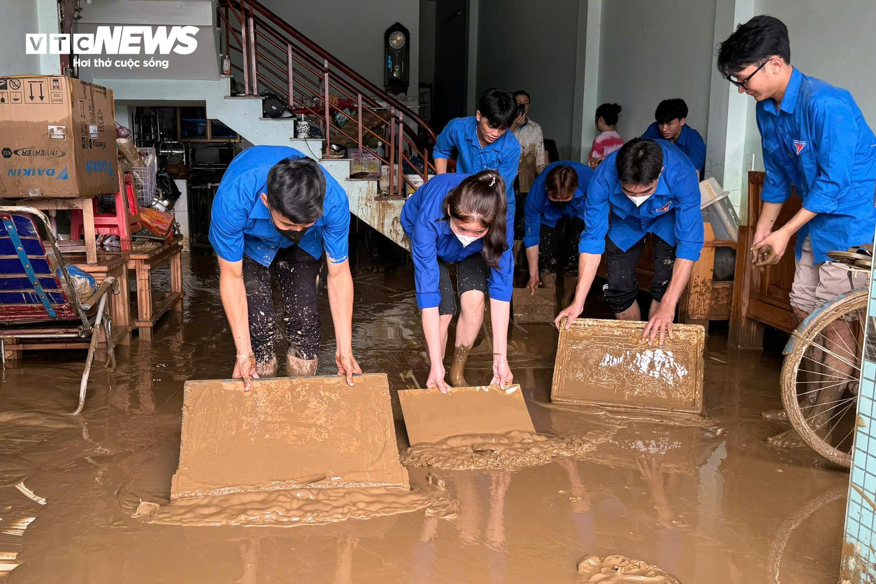 Bộ đội, công an căng mình giúp dân dọn bùn đất sau lũ lụt ở Lào Cai - 10
