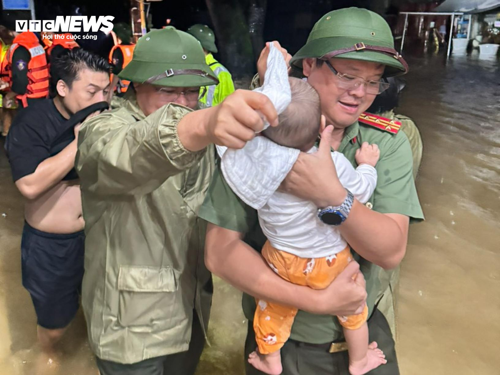 Bộ đội, công an căng mình giúp dân dọn bùn đất sau lũ lụt ở Lào Cai - 11