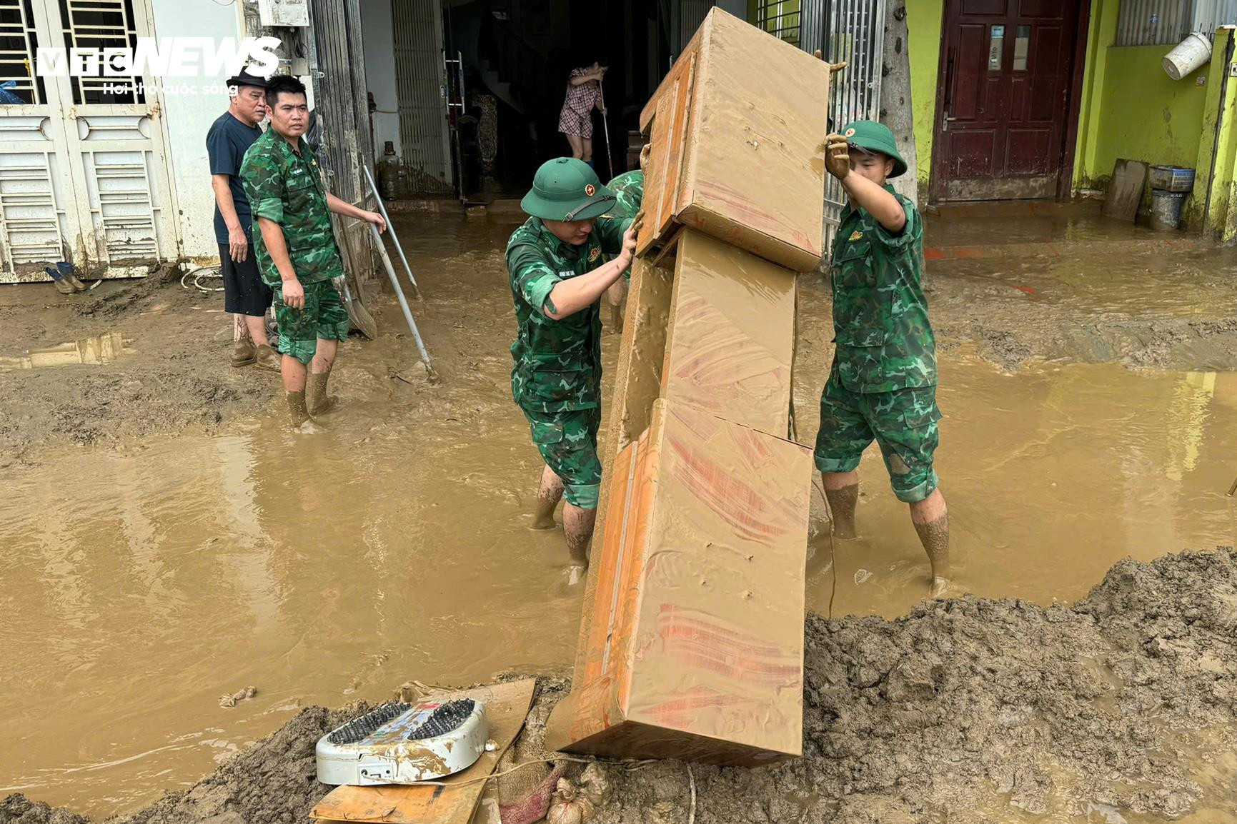 Bộ đội, công an căng mình giúp dân dọn bùn đất sau lũ lụt ở Lào Cai - 9