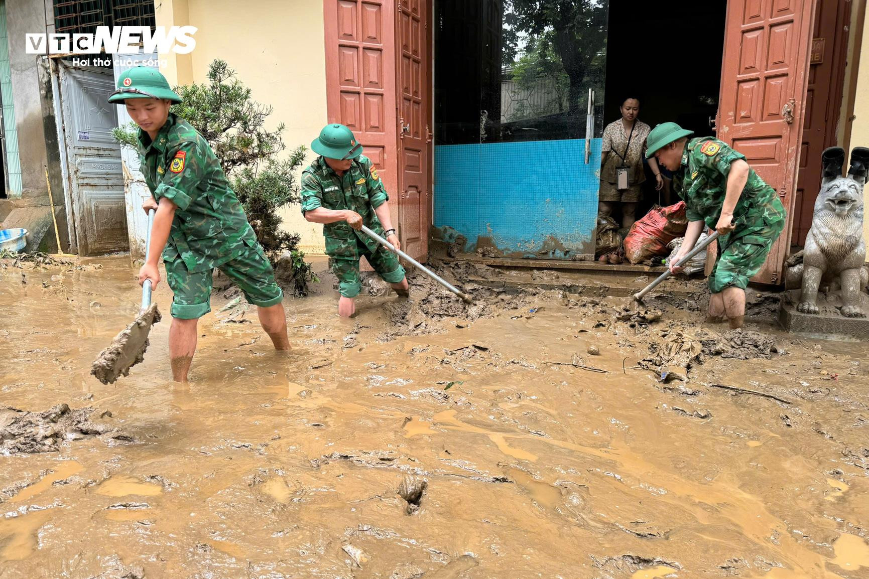 Bộ đội, công an căng mình giúp dân dọn bùn đất sau lũ lụt ở Lào Cai - 7