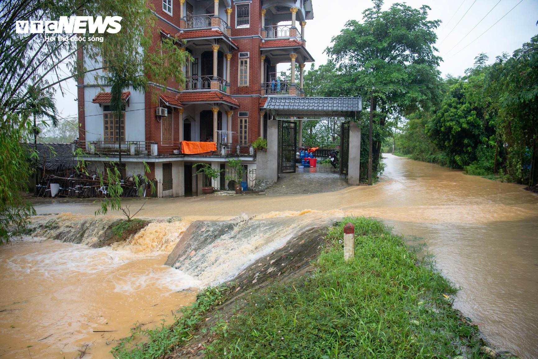 Nước chảy như thác, dân ngoại thành Hà Nội dùng bao cát chắn lũ - 2