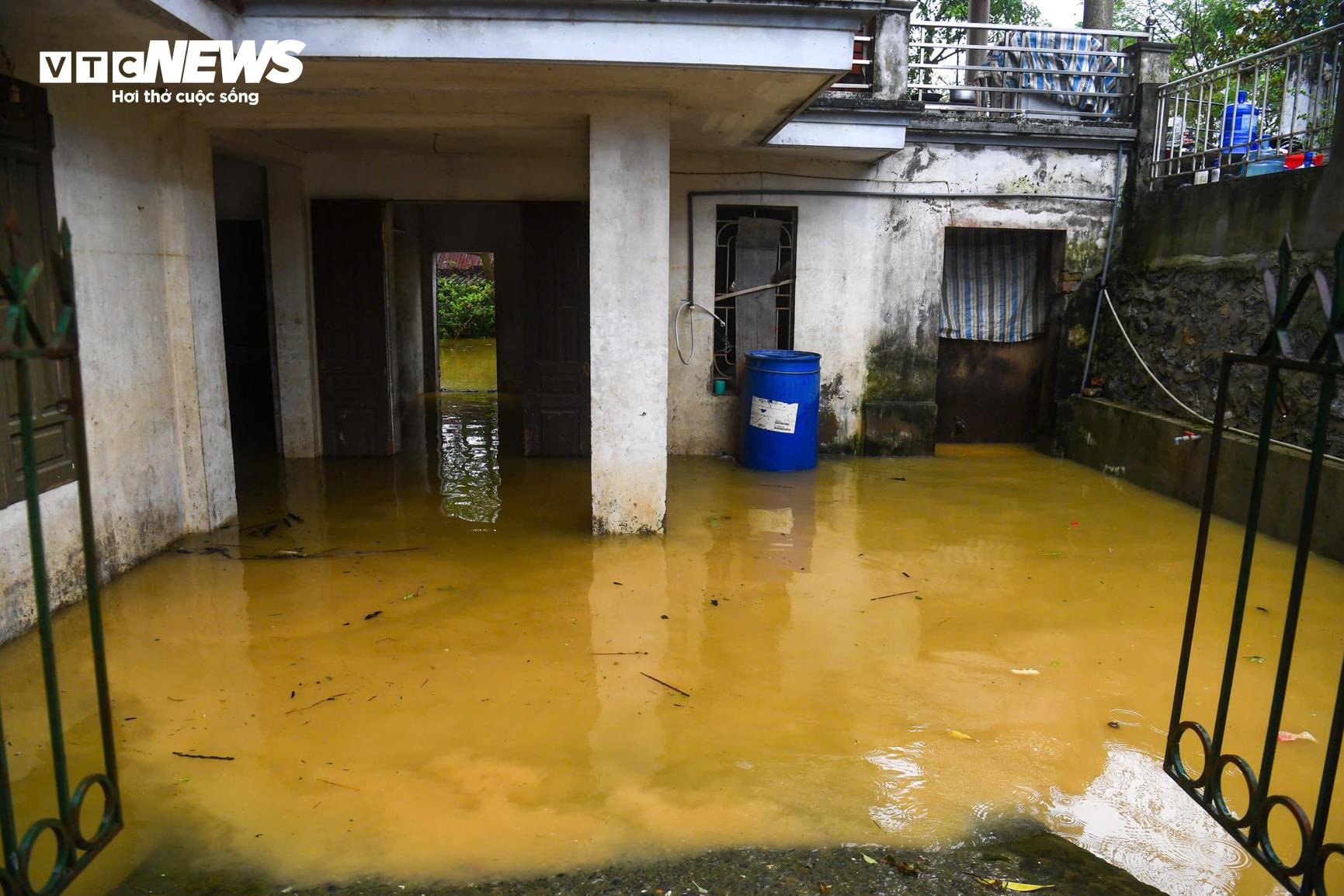 Nước chảy như thác, dân ngoại thành Hà Nội dùng bao cát chắn lũ - 5