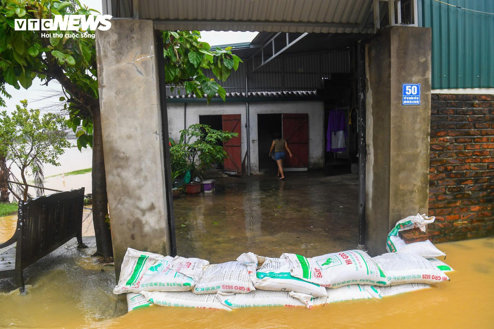 Nước chảy như thác, dân ngoại thành Hà Nội dùng bao cát chắn lũ - 8