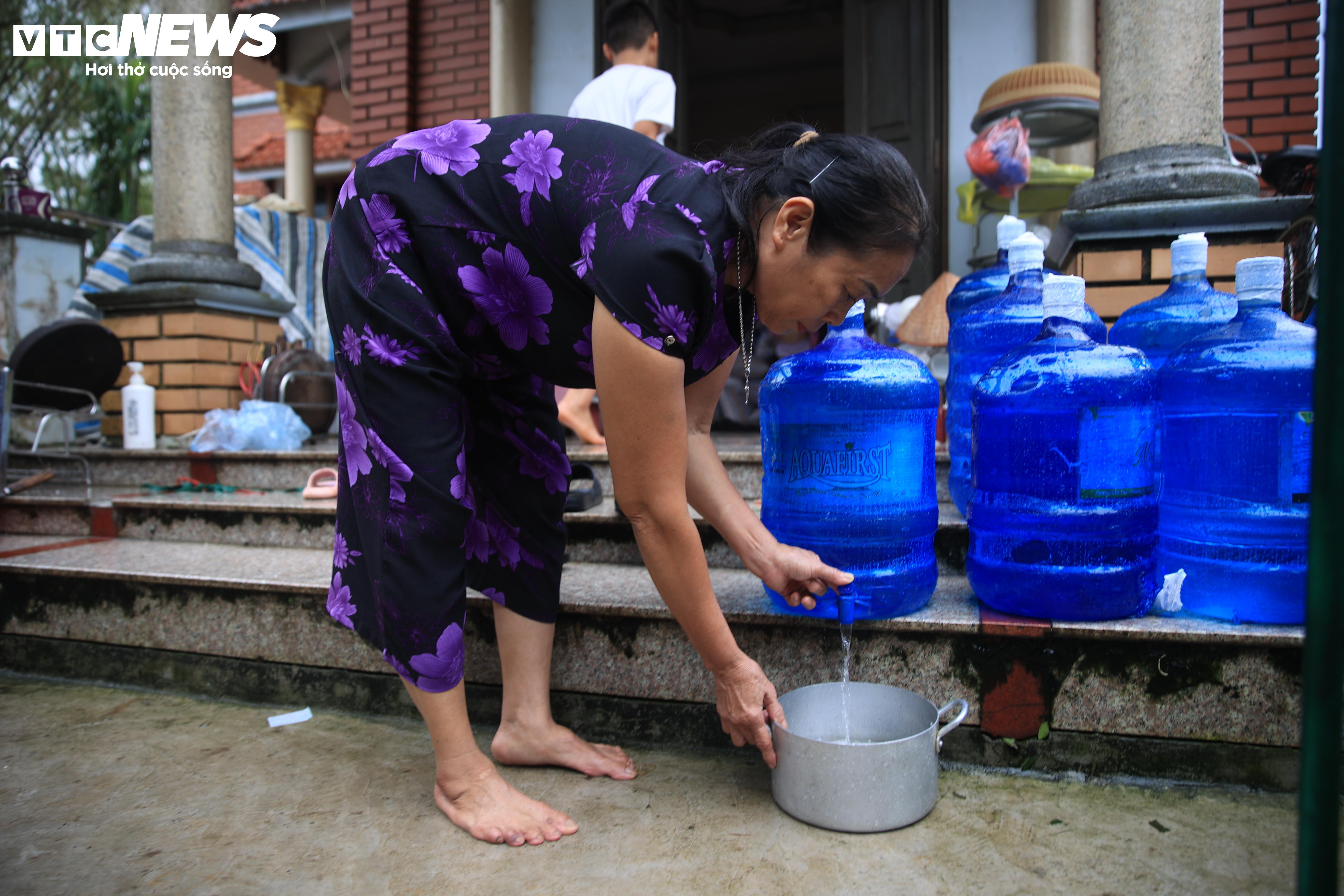 Tích trữ 20 bình nước để 'sống chung với lũ' - 7