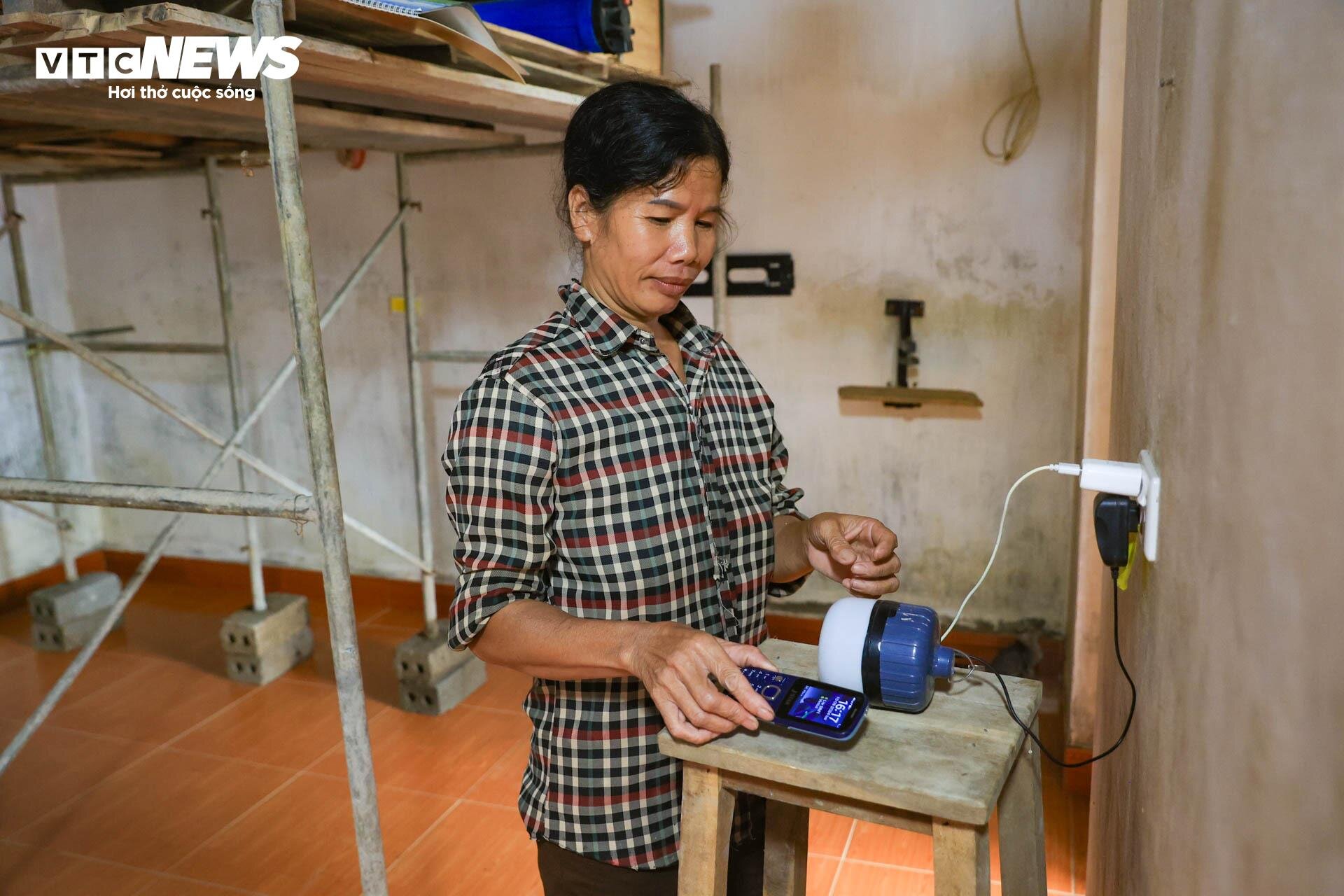 Tích trữ 20 bình nước để 'sống chung với lũ' - 10
