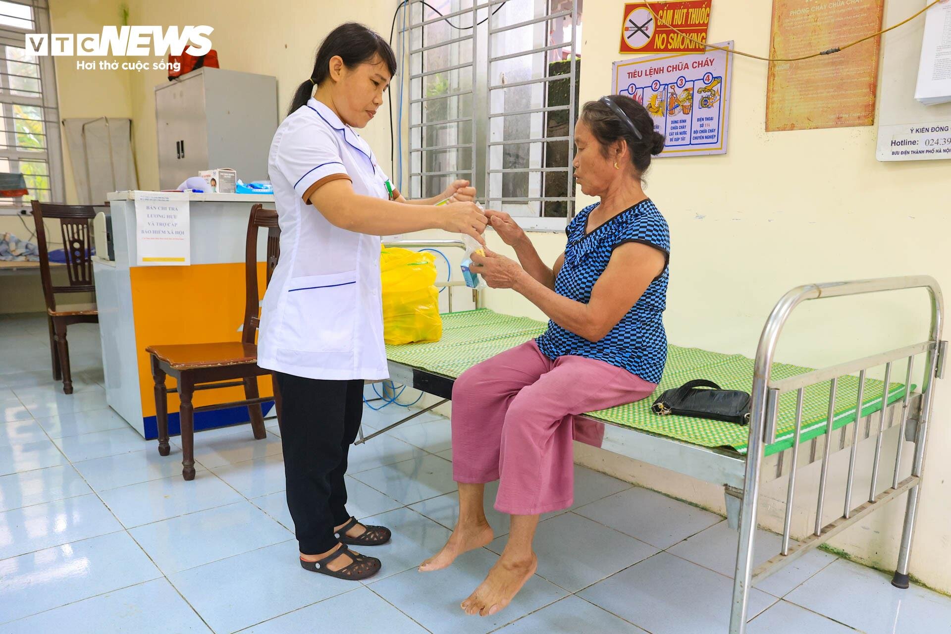 Tích trữ 20 bình nước để 'sống chung với lũ' - 13