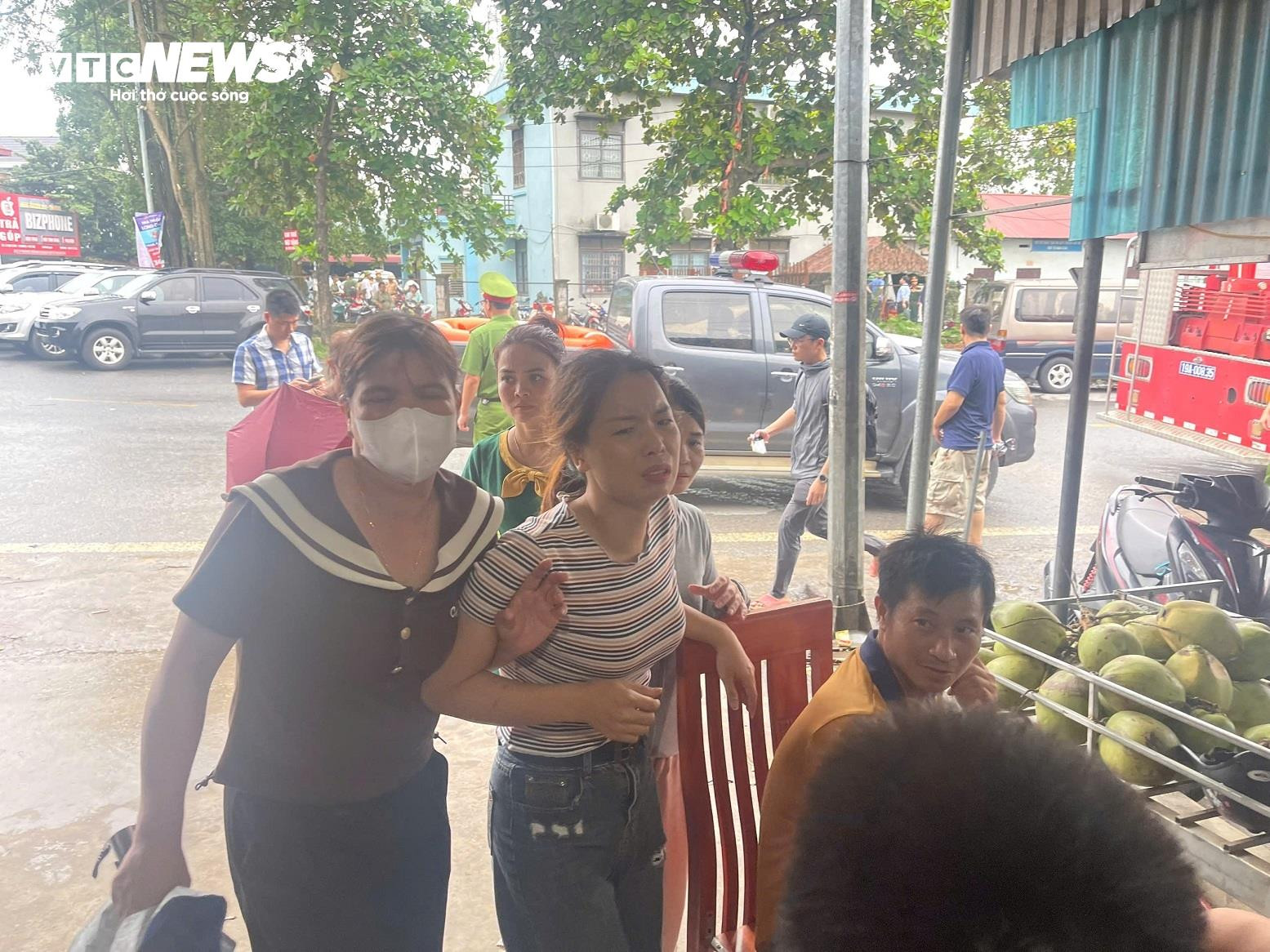 Mưa và nước mắt ở hiện trường vụ sập cầu Phong Châu - 5