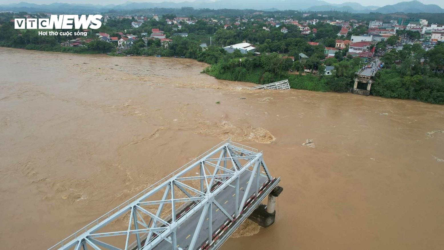 Mưa và nước mắt ở hiện trường vụ sập cầu Phong Châu - 3