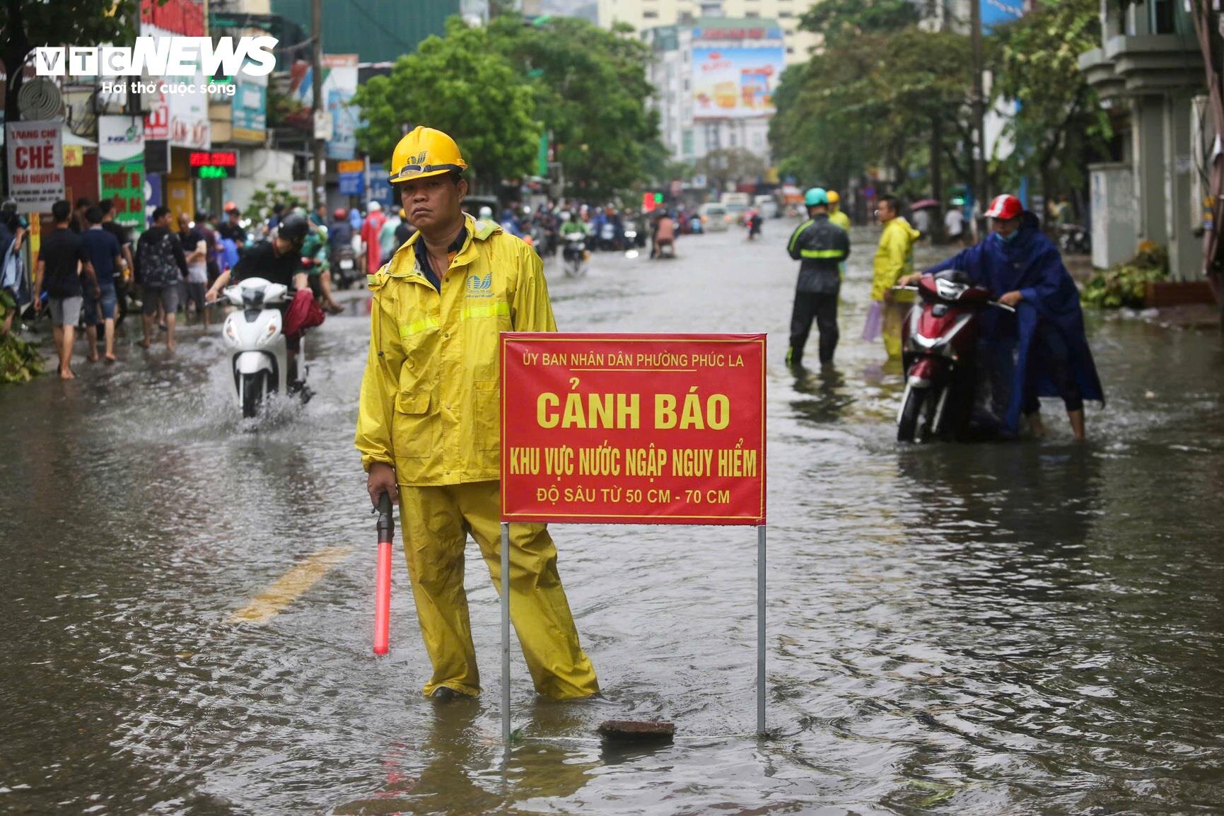 Bãi bồi sông Hồng ngập, người dân nói chưa bao giờ lũ dâng cao như thế - 19