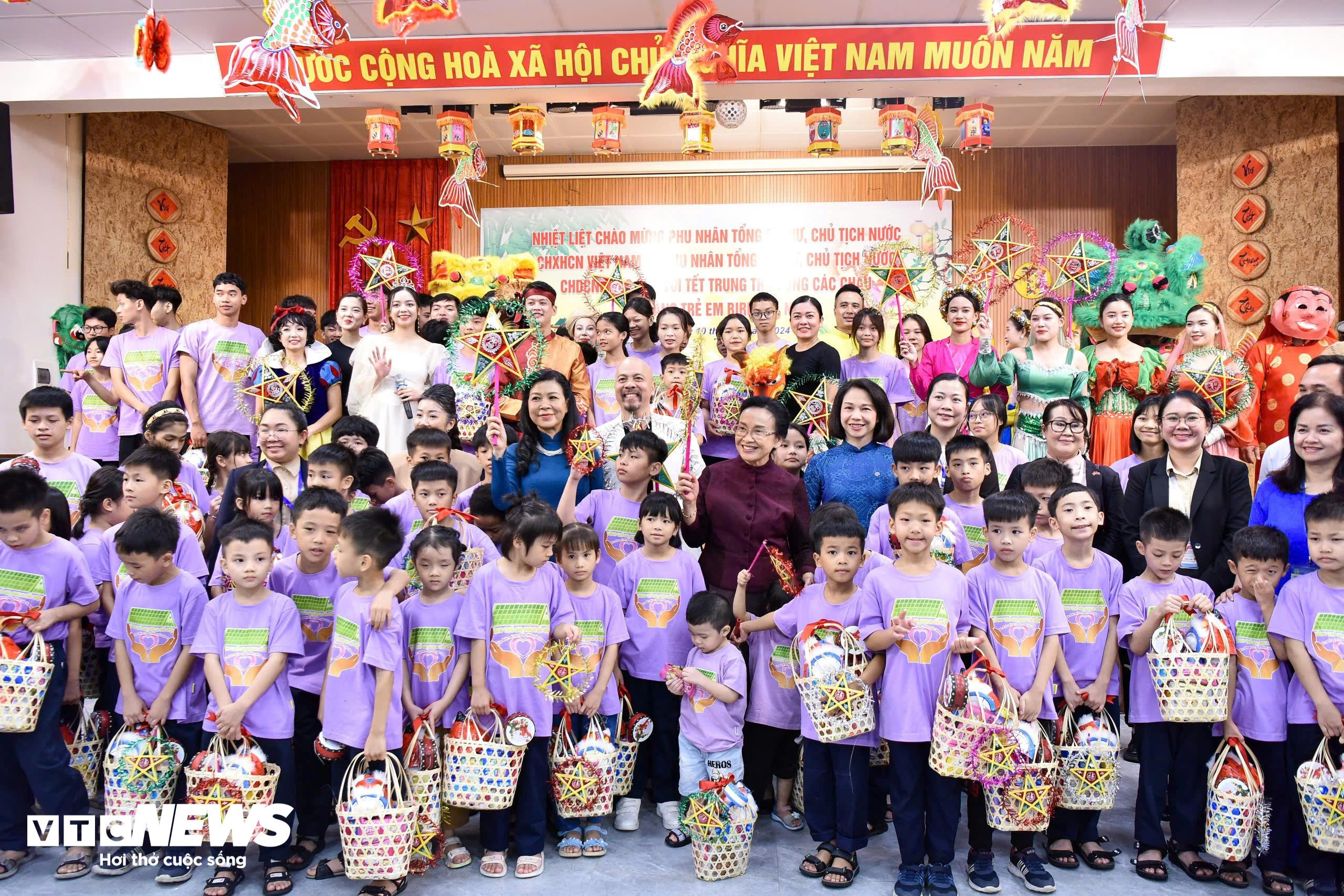 Phu nhân Ngô Phương Ly và Phu nhân Naly Sisoulith thăm Làng trẻ em Birla Hà Nội - 6