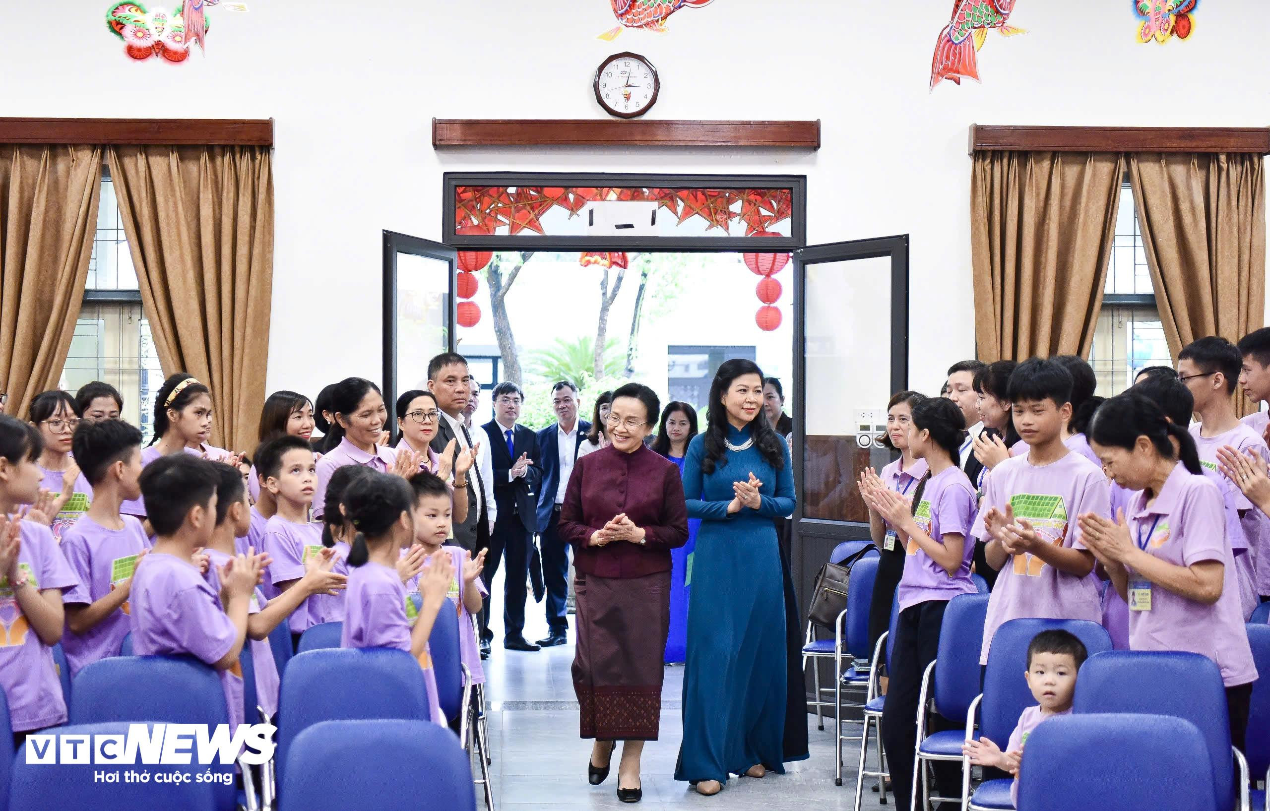 Phu nhân Ngô Phương Ly và Phu nhân Naly Sisoulith thăm Làng trẻ em Birla Hà Nội - 1