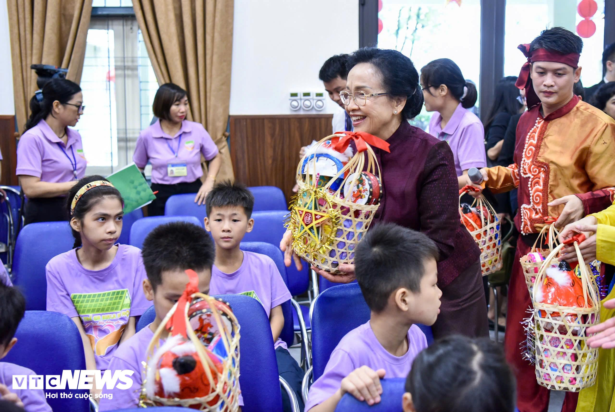 Phu nhân Ngô Phương Ly và Phu nhân Naly Sisoulith thăm Làng trẻ em Birla Hà Nội - 5