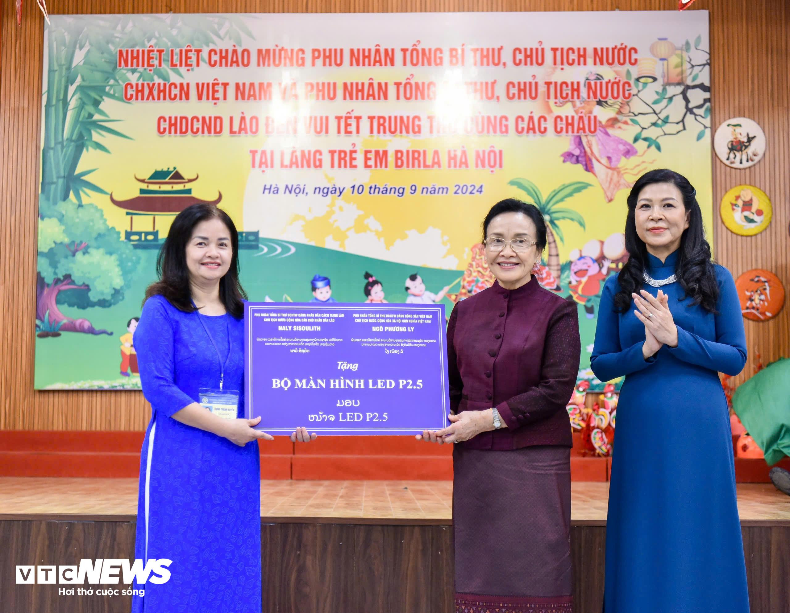 Phu nhân Ngô Phương Ly và Phu nhân Naly Sisoulith thăm Làng trẻ em Birla Hà Nội - 7