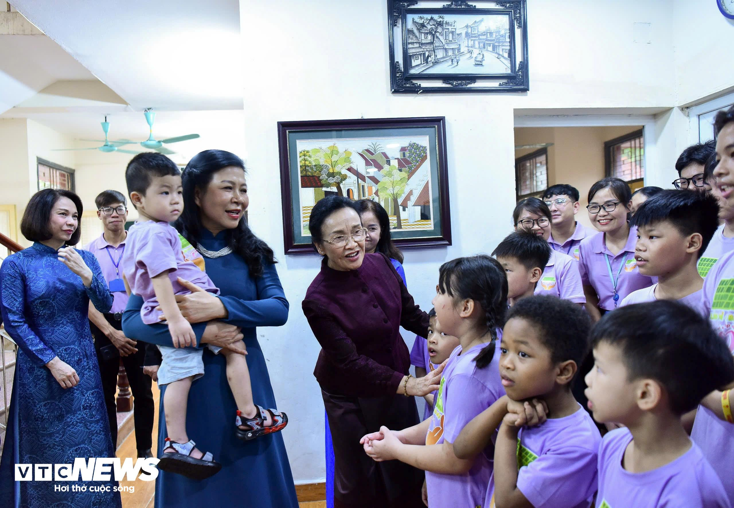 Phu nhân Ngô Phương Ly và Phu nhân Naly Sisoulith thăm Làng trẻ em Birla Hà Nội - 3