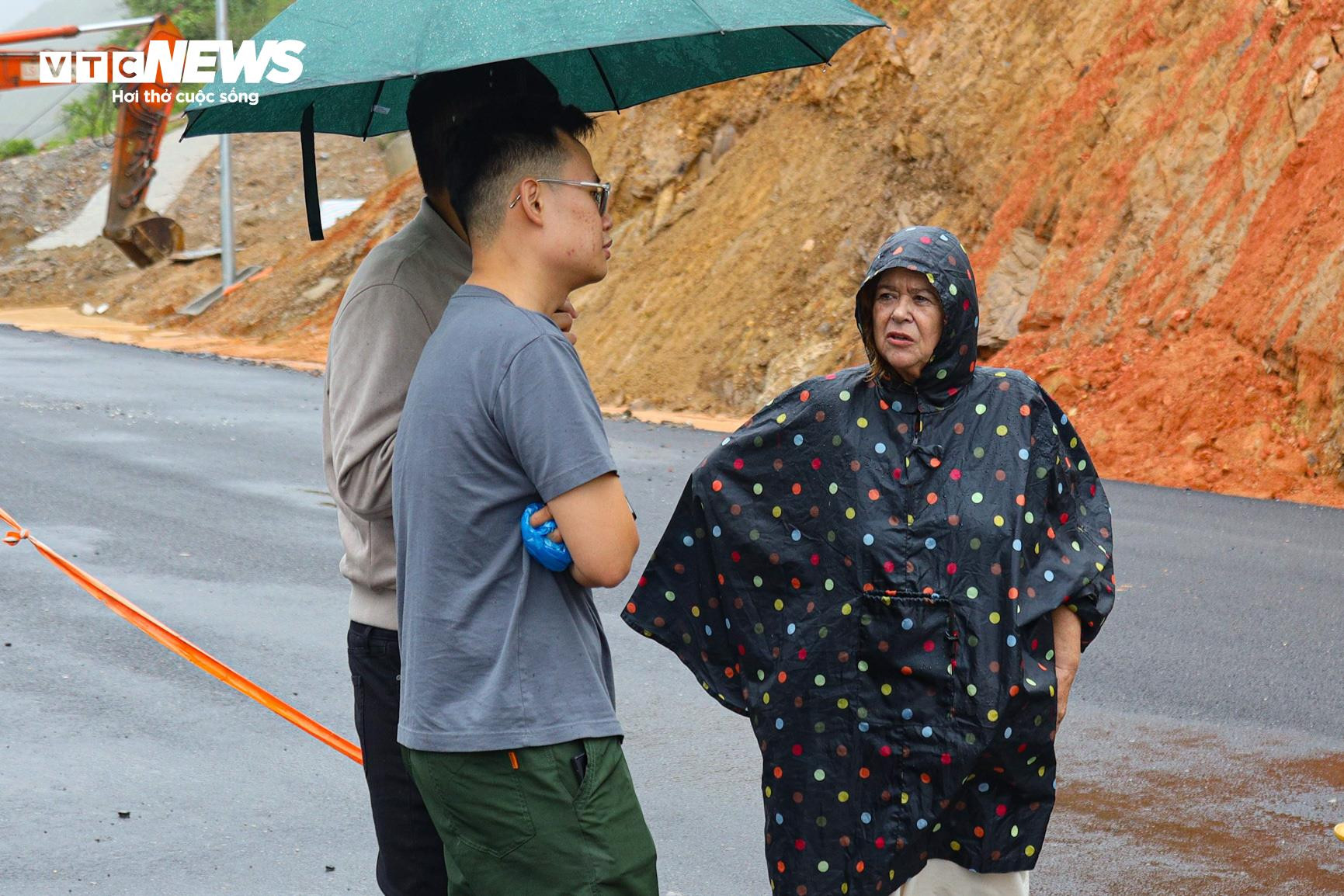Quốc lộ 4D ách tắc do sạt lở, hàng dài ô tô ‘chôn chân’ 12 tiếng ở Lào Cai - 9
