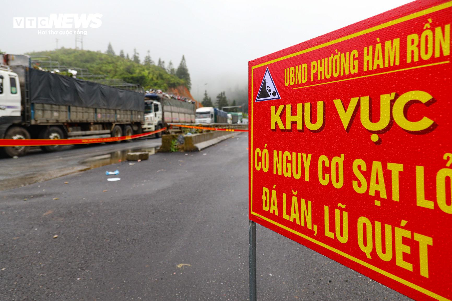 Quốc lộ 4D ách tắc do sạt lở, hàng dài ô tô ‘chôn chân’ 12 tiếng ở Lào Cai - 4