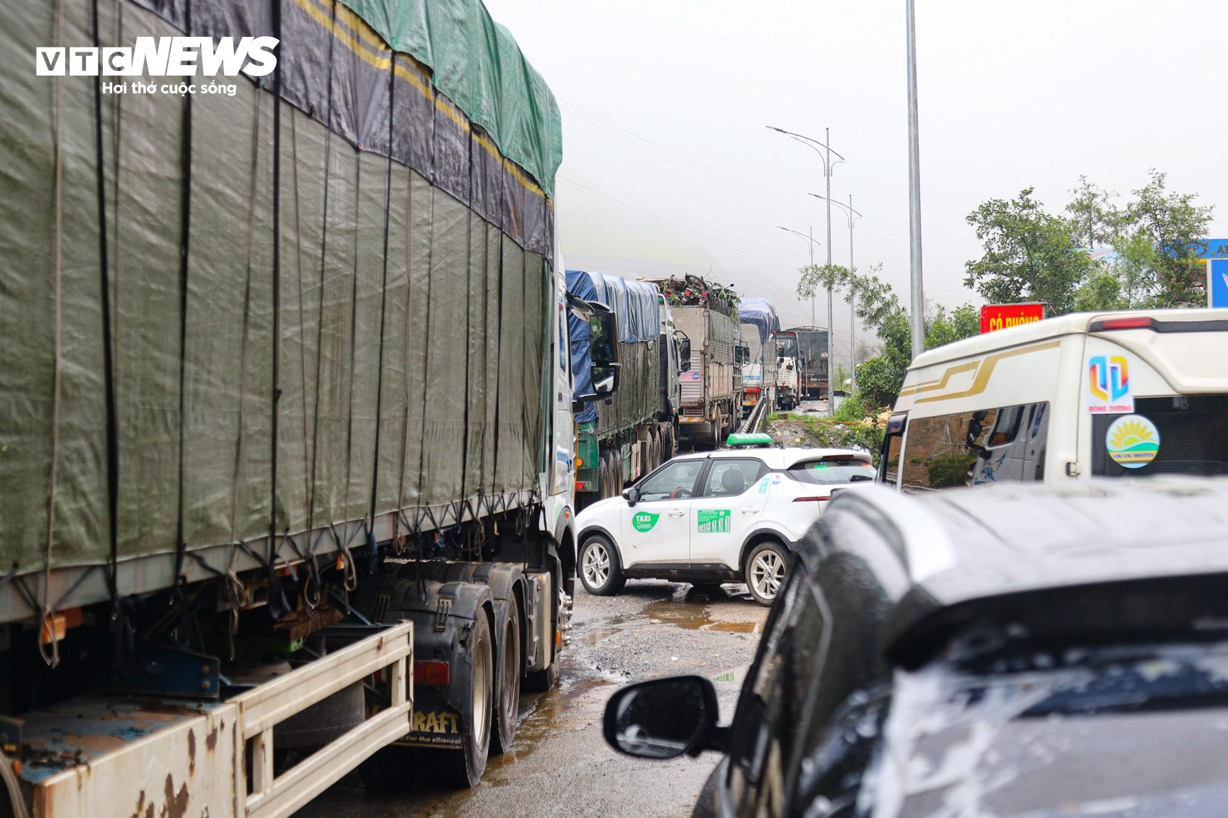 Quốc lộ 4D ách tắc do sạt lở, hàng dài ô tô ‘chôn chân’ 12 tiếng ở Lào Cai - 3