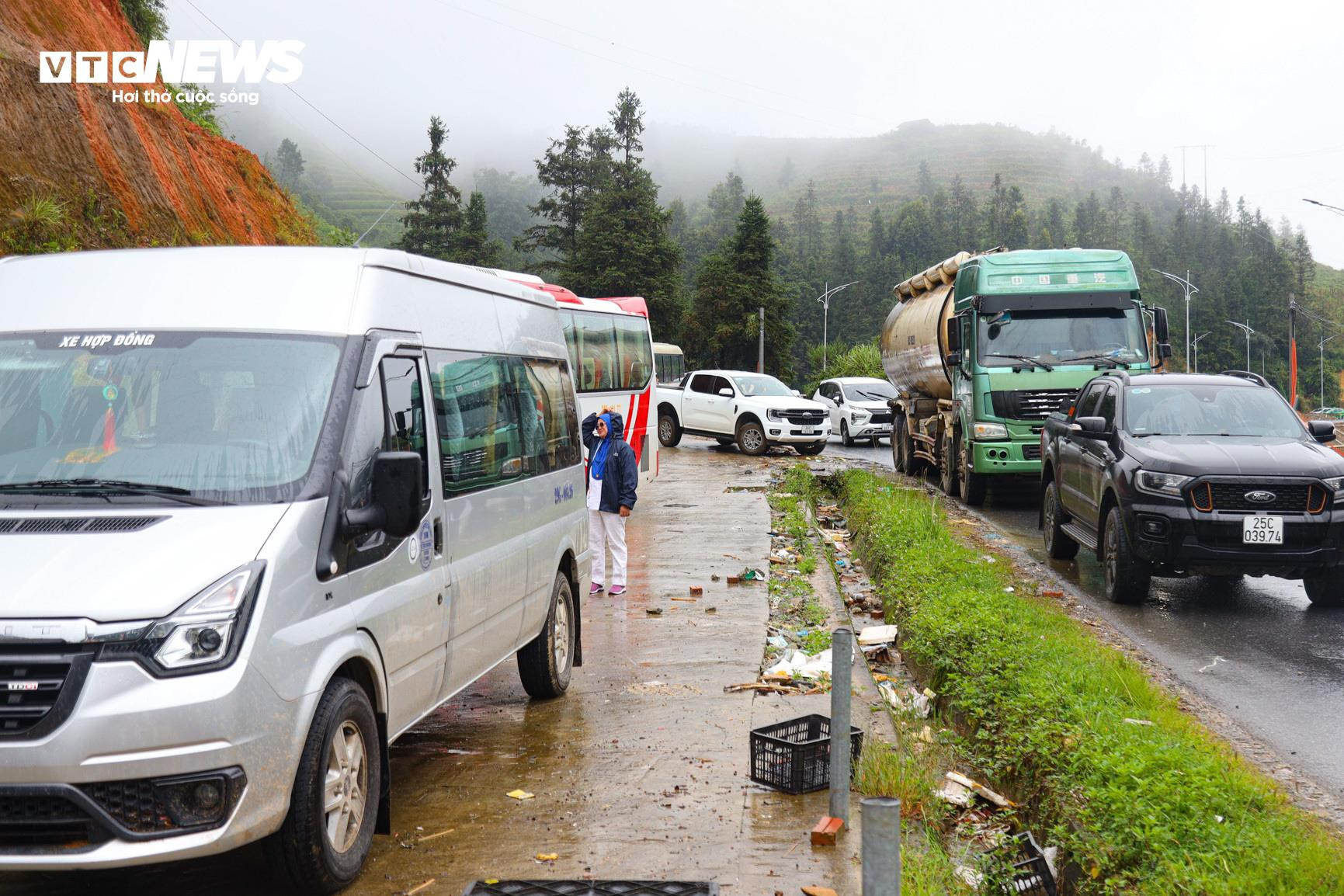 Quốc lộ 4D ách tắc do sạt lở, hàng dài ô tô ‘chôn chân’ 12 tiếng ở Lào Cai - 2