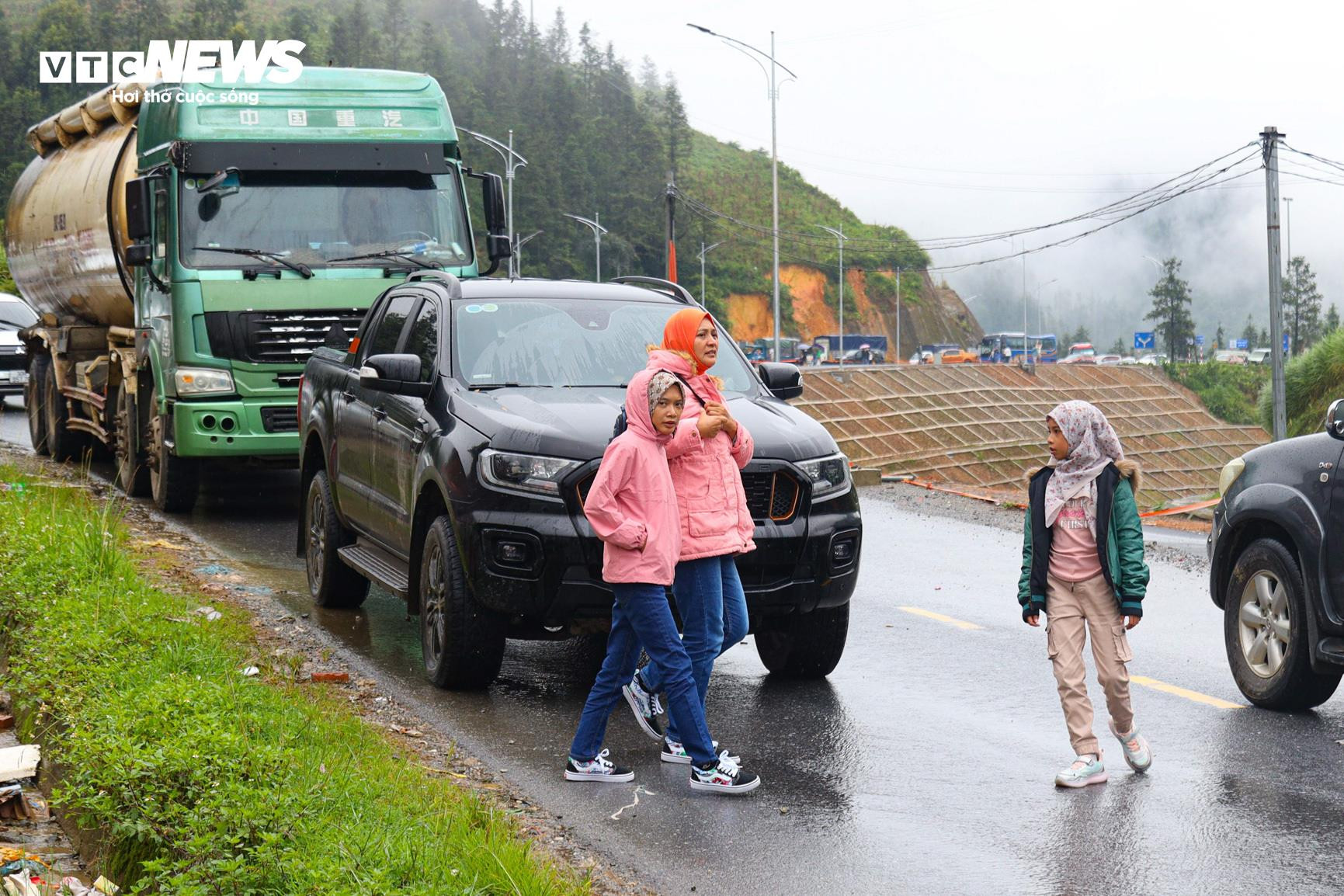 Quốc lộ 4D ách tắc do sạt lở, hàng dài ô tô ‘chôn chân’ 12 tiếng ở Lào Cai - 10