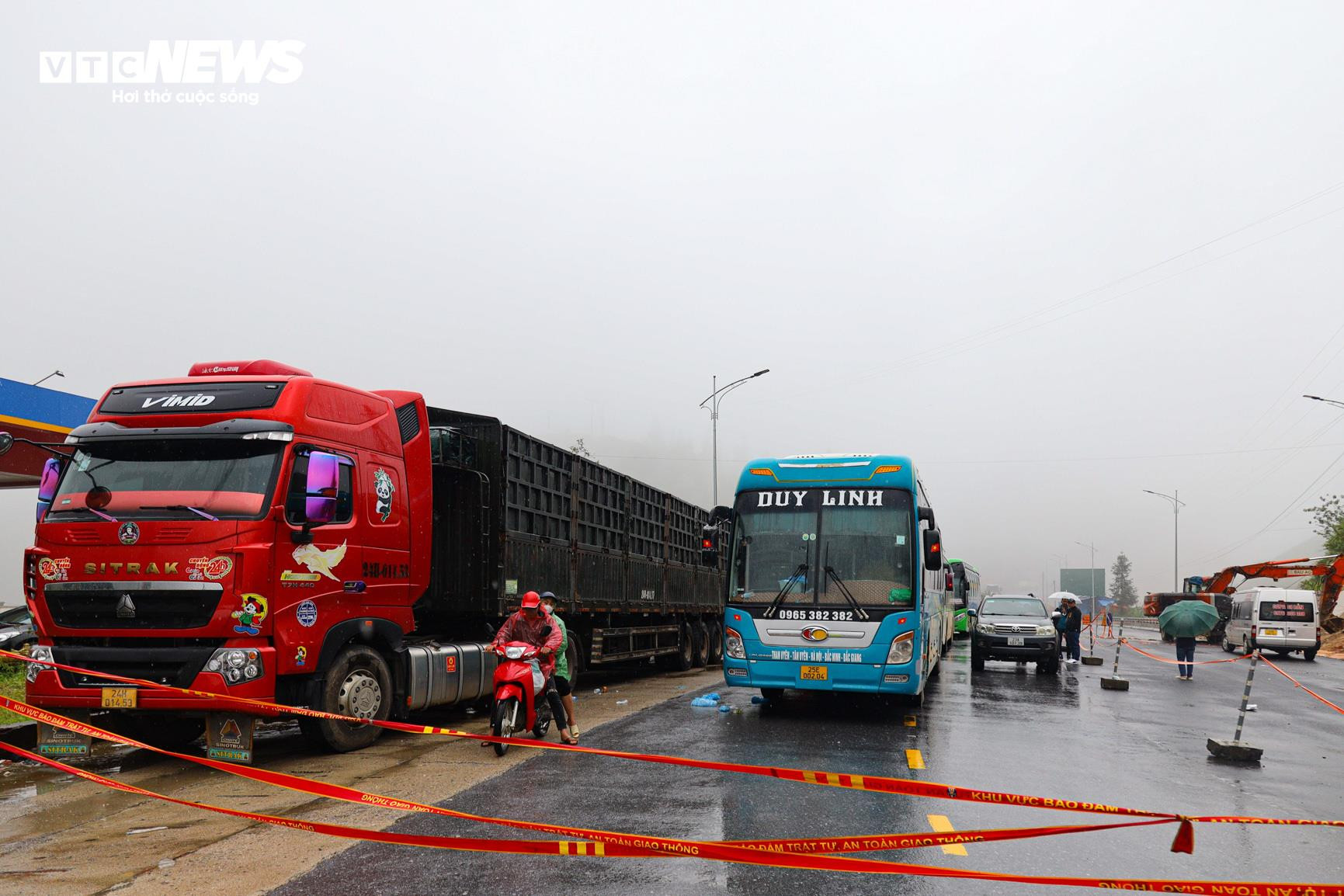 Quốc lộ 4D ách tắc do sạt lở, hàng dài ô tô ‘chôn chân’ 12 tiếng ở Lào Cai - 1