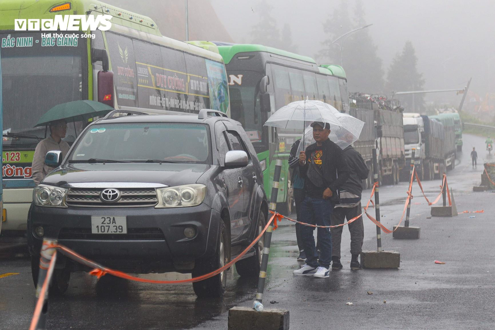 Quốc lộ 4D ách tắc do sạt lở, hàng dài ô tô ‘chôn chân’ 12 tiếng ở Lào Cai - 8