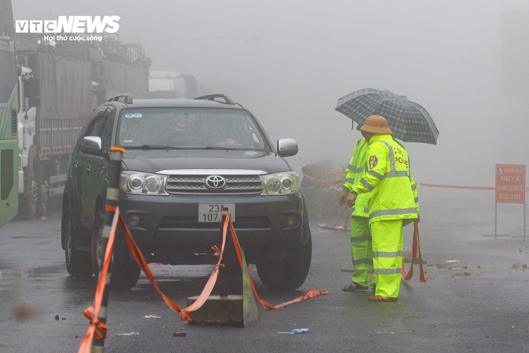 Quốc lộ 4D ách tắc do sạt lở, hàng dài ô tô ‘chôn chân’ 12 tiếng ở Lào Cai - 7