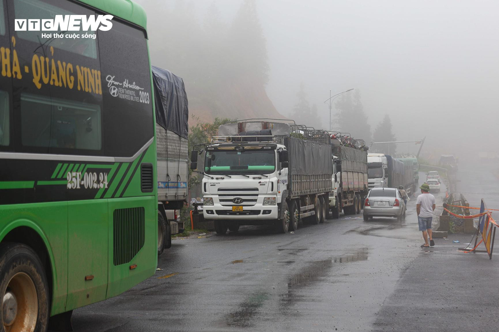 Quốc lộ 4D ách tắc do sạt lở, hàng dài ô tô ‘chôn chân’ 12 tiếng ở Lào Cai - 11