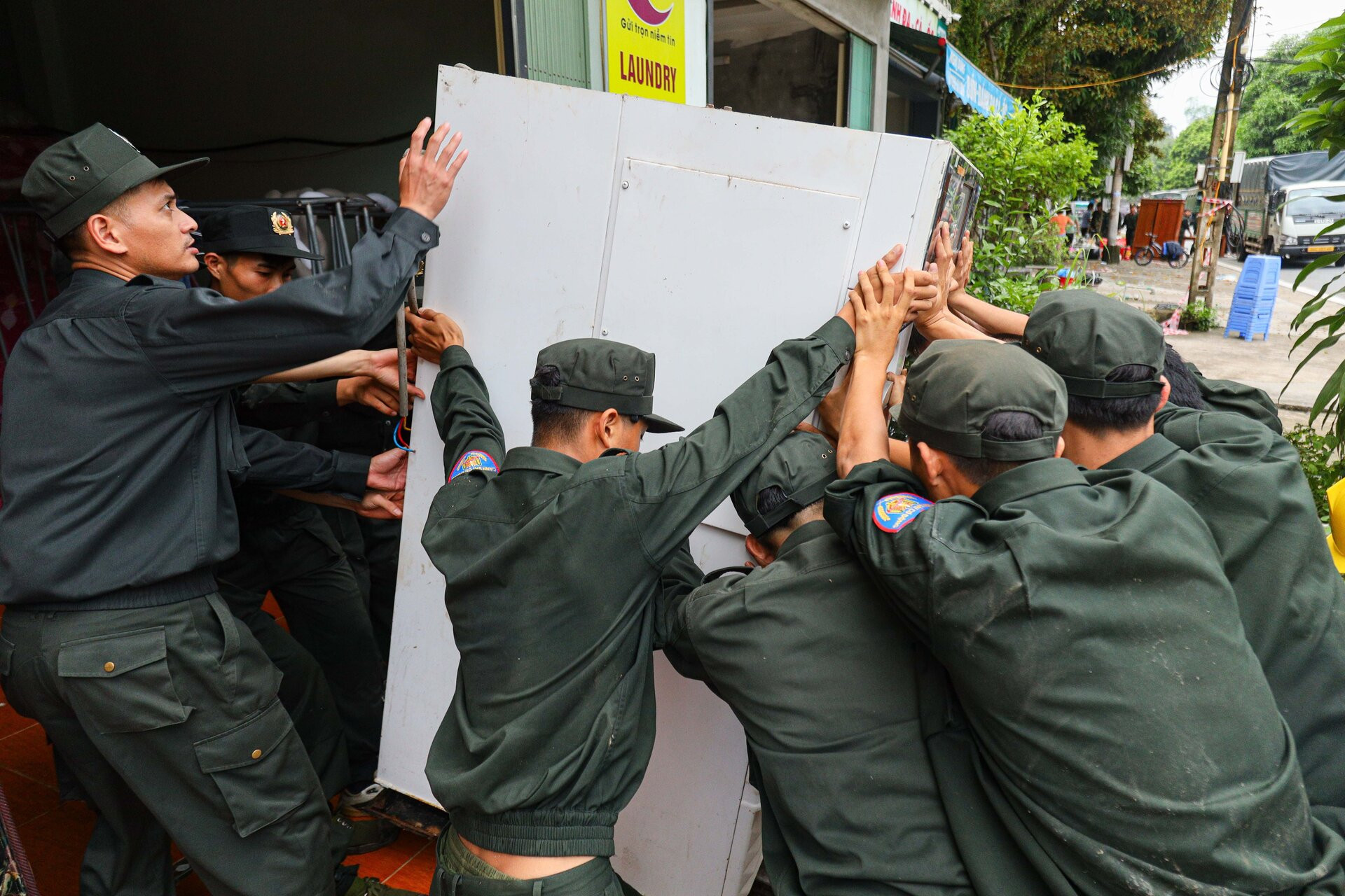 Hơn 50 ngôi nhà ở TP Lào Cai bị sụt lún, dân vừa sơ tán vừa lo nhà sập - 12