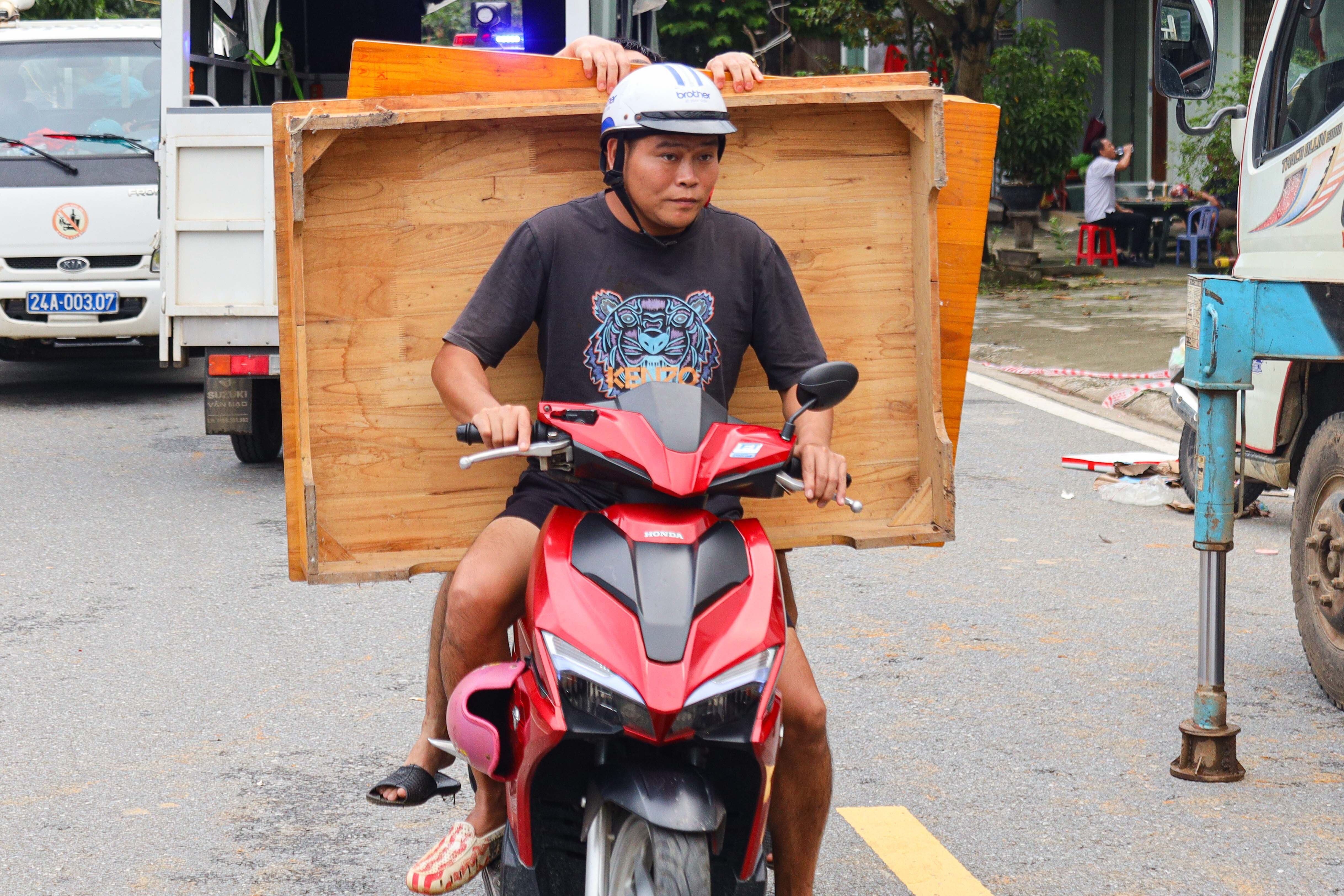 Hơn 50 ngôi nhà ở TP Lào Cai bị sụt lún, dân vừa sơ tán vừa lo nhà sập - 14