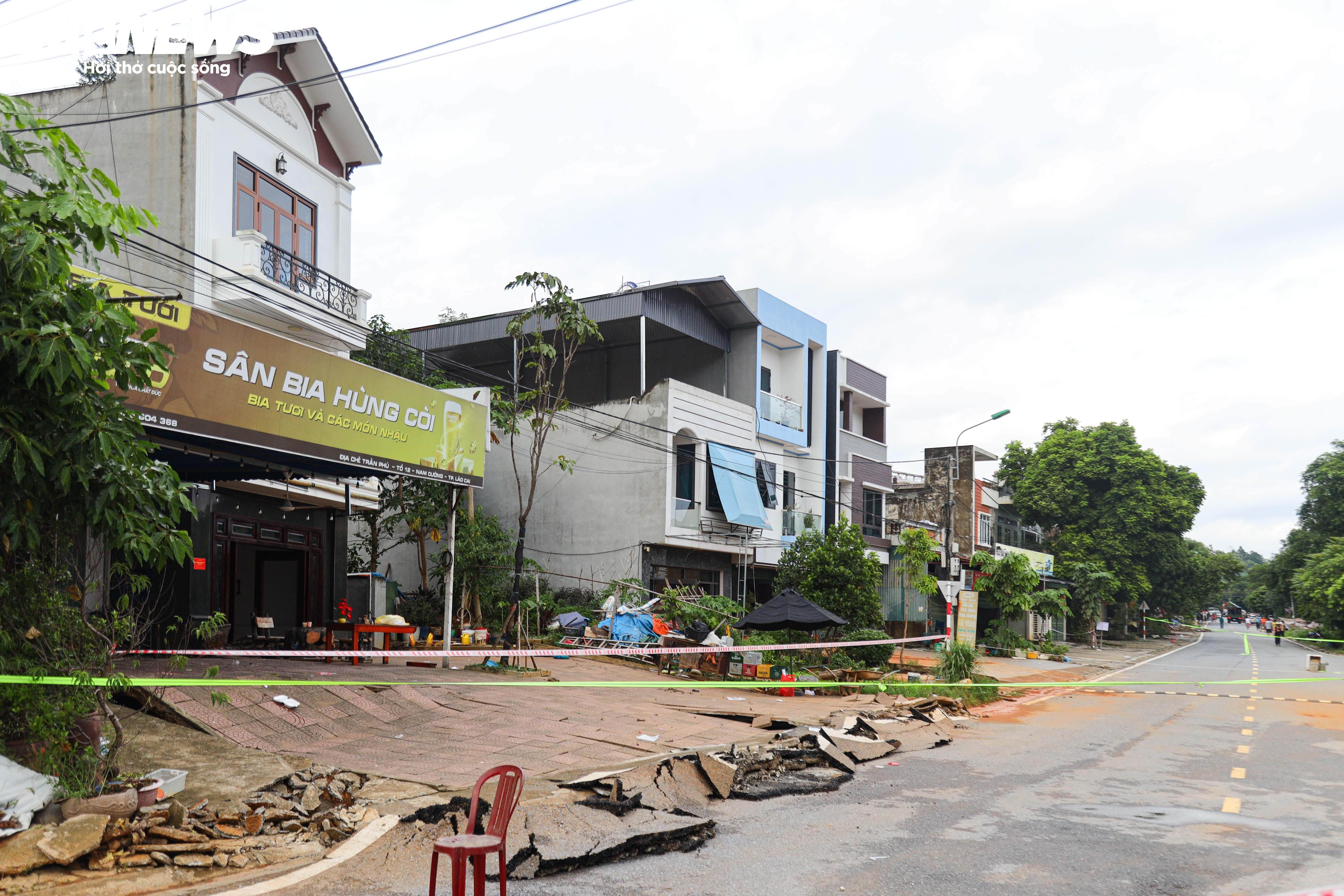 Hơn 50 ngôi nhà ở TP Lào Cai bị sụt lún, dân vừa sơ tán vừa lo nhà sập - 1